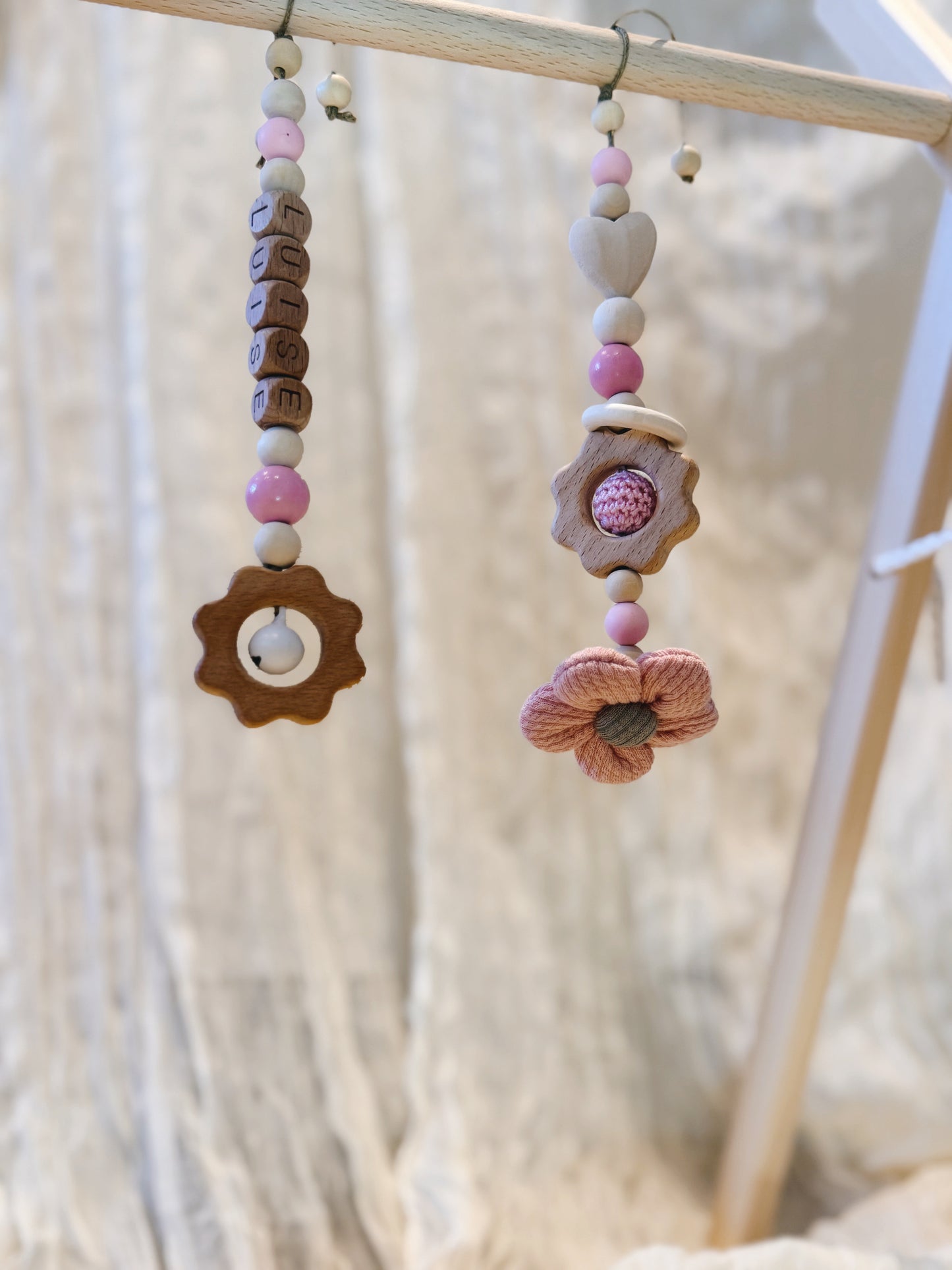 Anhänger für Spielbogen / Babyschale | Blume aus Stoff | Herz | rosa | aus Holz - personalisierbar
