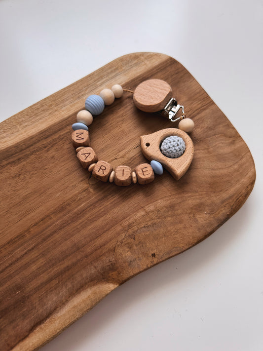 Geschenkset Kinderwagenkette, Greifring, Anhänger & Schnullerkette mit Namen personalisierbar | Vogel | aus Holzperlen | Federn | hellblau