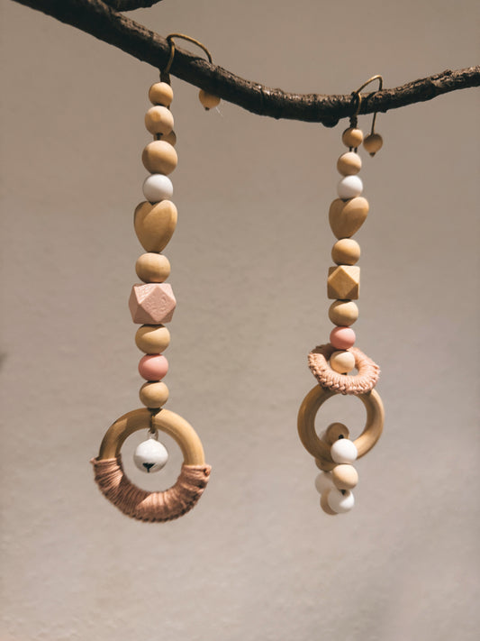 Anhänger für Spielbogen / Babyschale | Regenbogen | Herz | gehäkelt | aus Holz