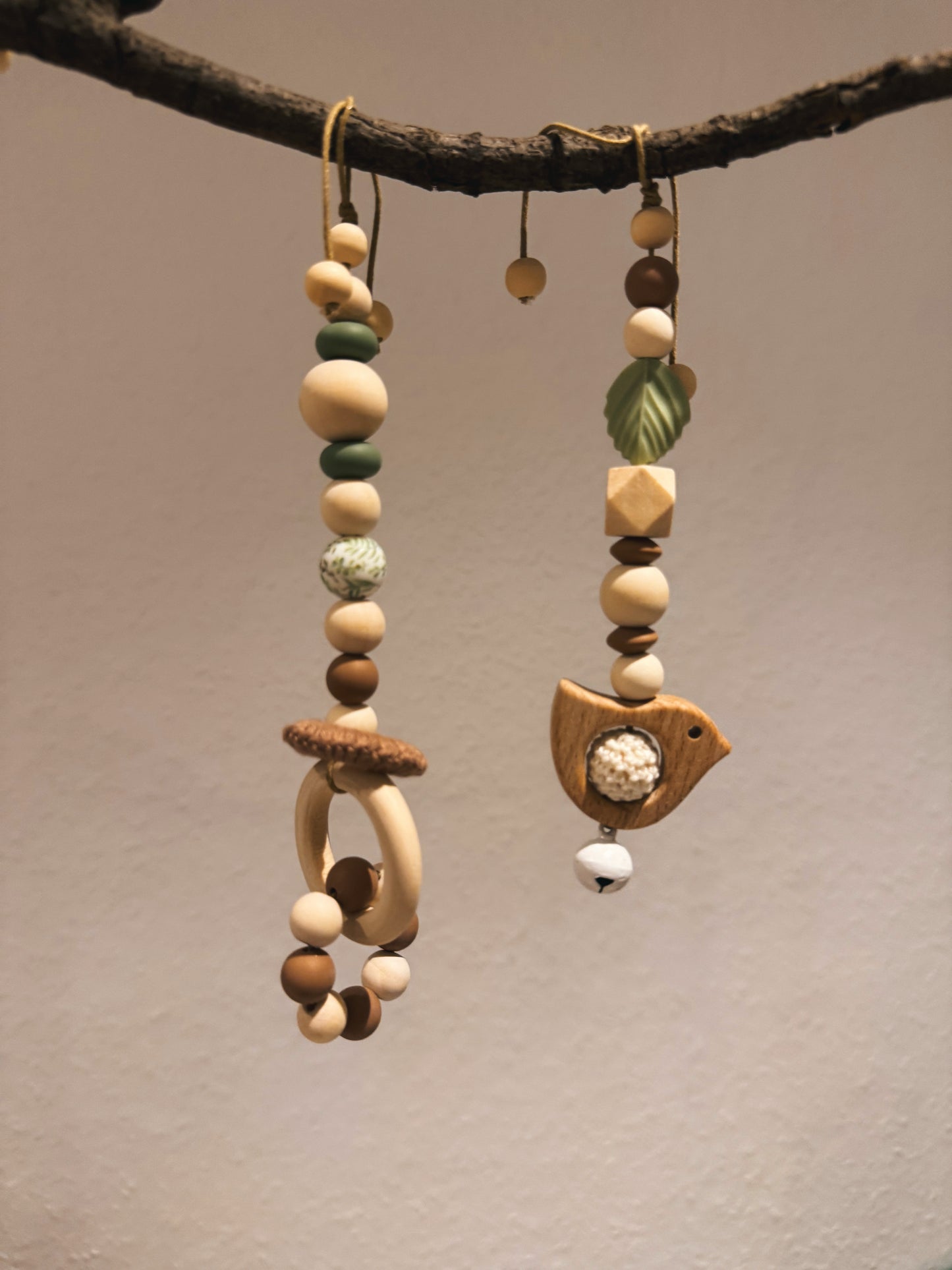 Anhänger für Spielbogen / Babyschale | Vogel | Blatt | gehäkelt | aus Holz