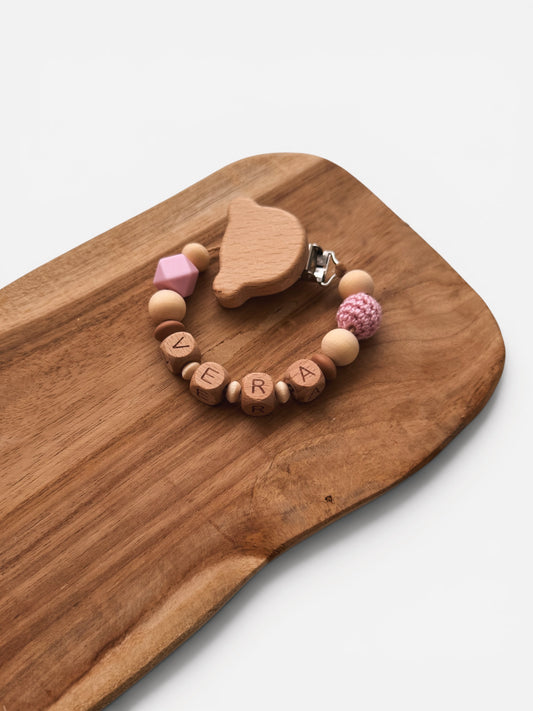 Bärenstark - Kinderwagenkette, Greifring & Schnullerkette | Teddybär mit Schleife | aus Holzperlen | gehäkelt | braun | mit Namen personalisierbar