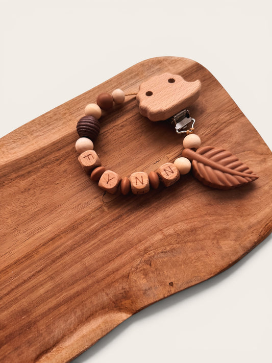 Waldzauber - Kinderwagenkette, Greifring & Schnullerkette mit Namen personalisierbar | aus Holzperlen | Igel | braun