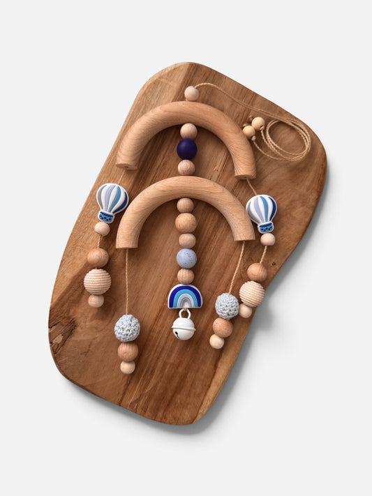 Holz Mobile „Wolkenflug“ – Handgemachtes Baby Mobile aus Naturholz mit Heißluftballon & Regenbogen