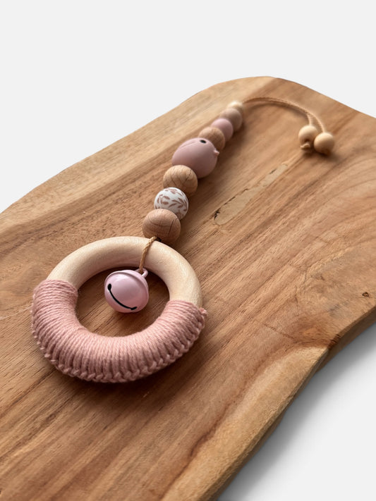 Anhänger ‚Rosa Vögelchen‘ | Für den Spielbogen oder die Babyschale | Aus Buchenholz- und Silikonperlen