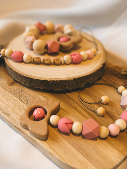 Schnullerkette mit Namen, greifring und Anhänger für spielebogen oder Babyschale aus Holzperlen