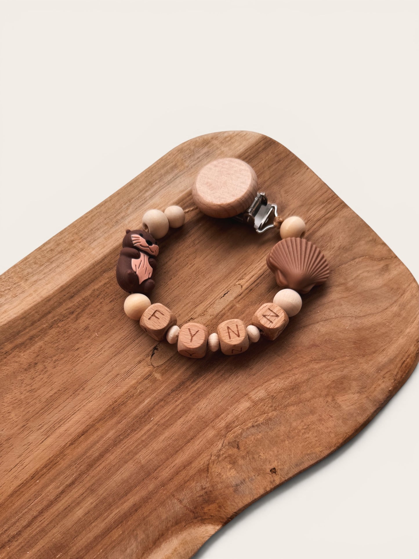 Otterliebe - Kinderwagenkette, Schnullerkette & Greifring aus Holz- und Silikonperlen | mit gehäkeltem Otter | häkelperle | braun | mit Namen personalisierbar