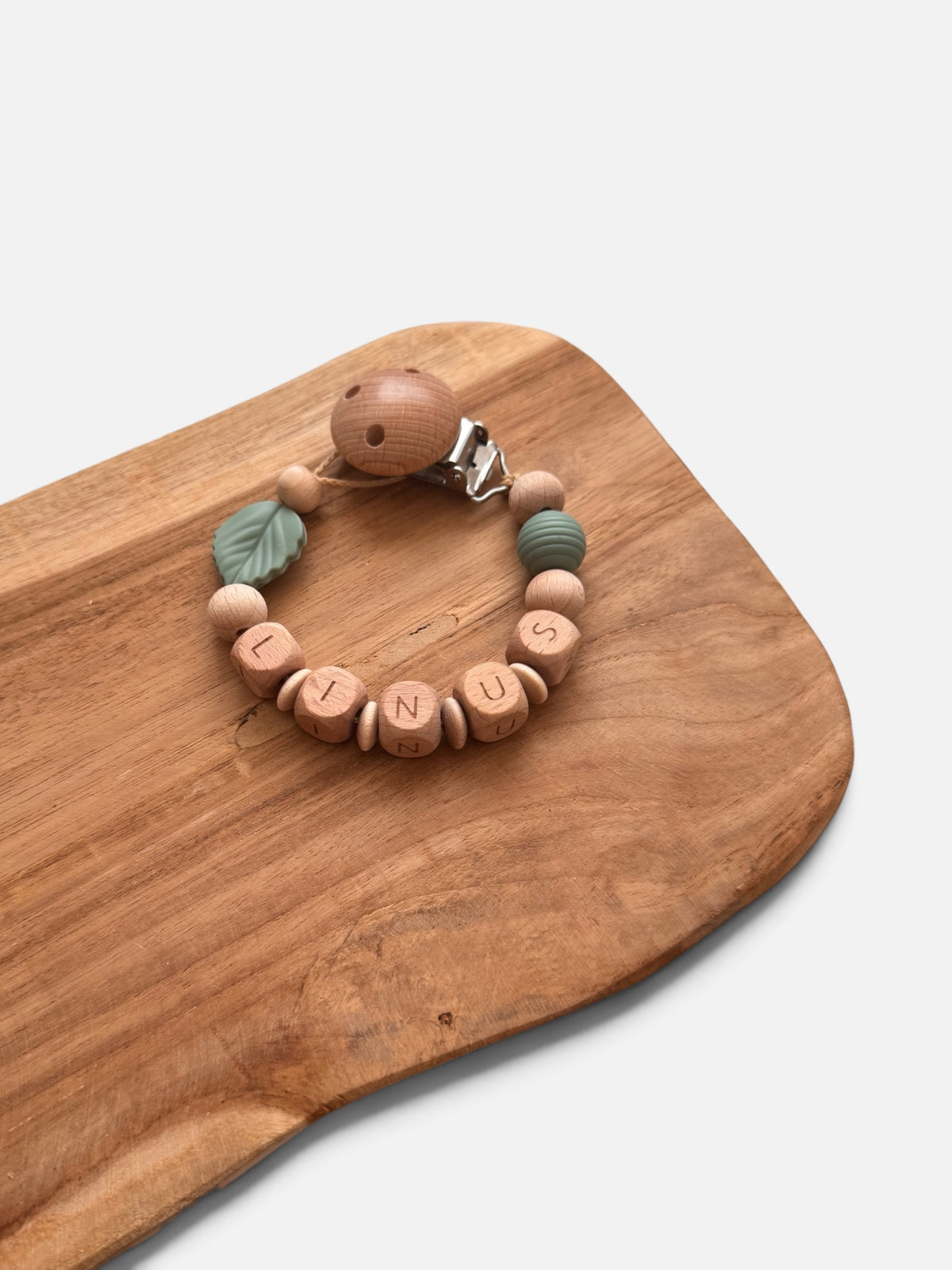 Schildkrötenglück - Kinderwagenkette, Greifring & Schnullerkette | Schildkröte | aus Holzperlen | gehäkelt | Salbei | Blätter | mit Namen personalisierbar