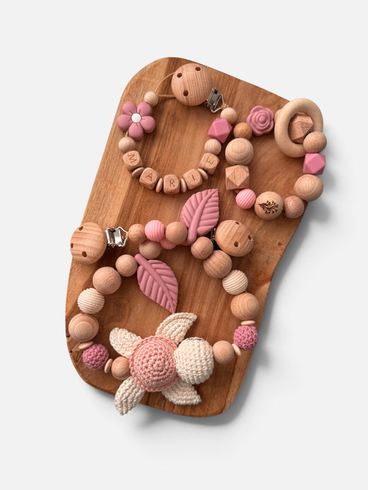 Geschenkset gehäkelte Schildkröte. Geschenk zur Geburt oder Taufe Mädchen jung Baby. Schnullerkette mit Namen personalisierbar, Kinderwagen Greifling greifring aus Holzperlen und Silikonperlen Rose rosa Blush 