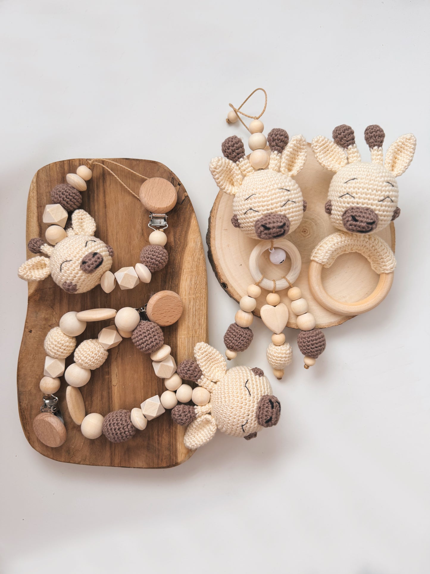Geschenkset Baby Mädchen Junge Geschenk zur Geburt oder Taufe Giraffe gehäkelt Kinderwagenkette Schnullerkette Anhänger für Babyschale Spielbogen Rassel braun beige 