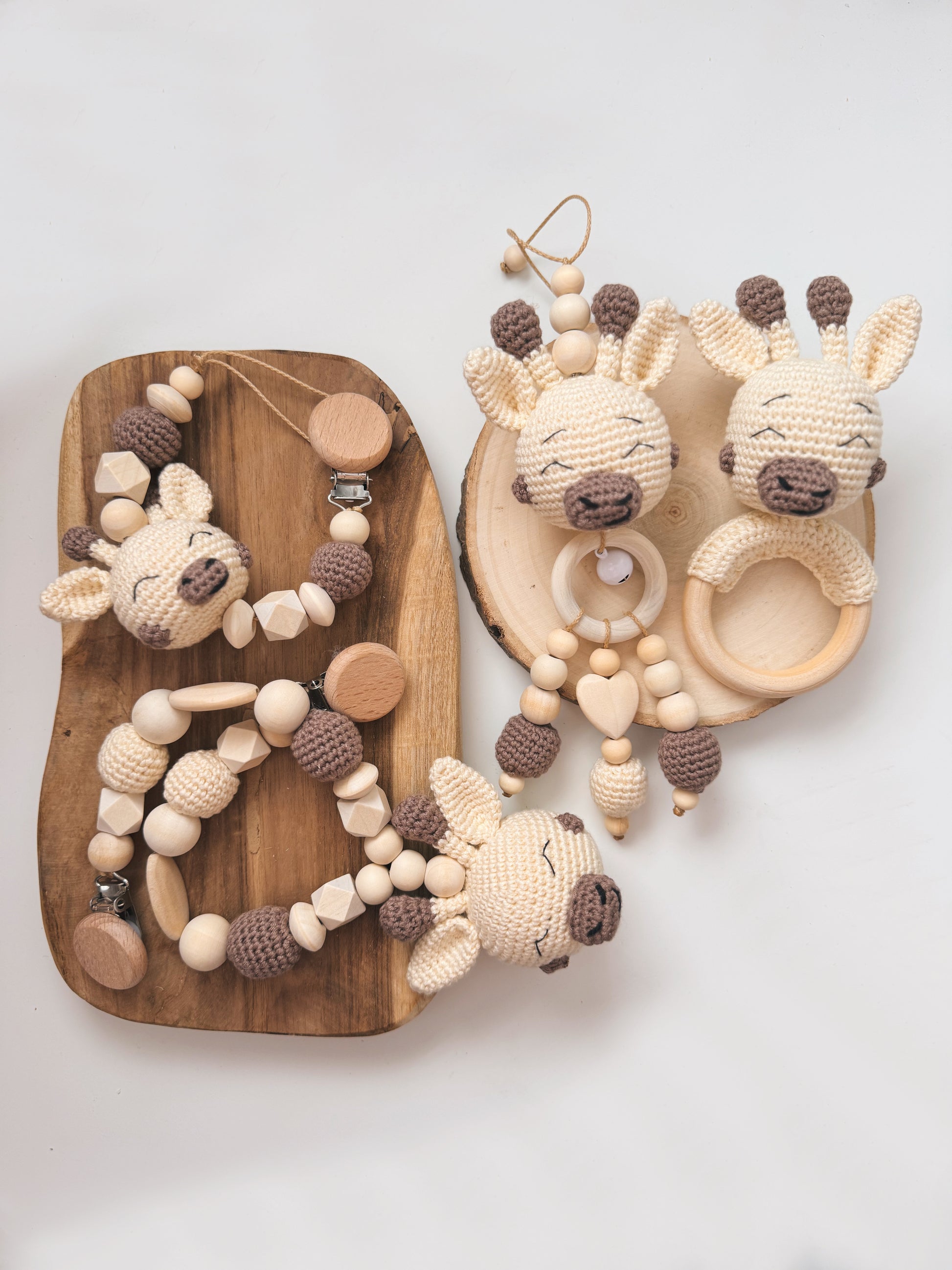 Geschenkset Baby Mädchen Junge Geschenk zur Geburt oder Taufe Giraffe gehäkelt Kinderwagenkette Schnullerkette Anhänger für Babyschale Spielbogen Rassel braun beige 