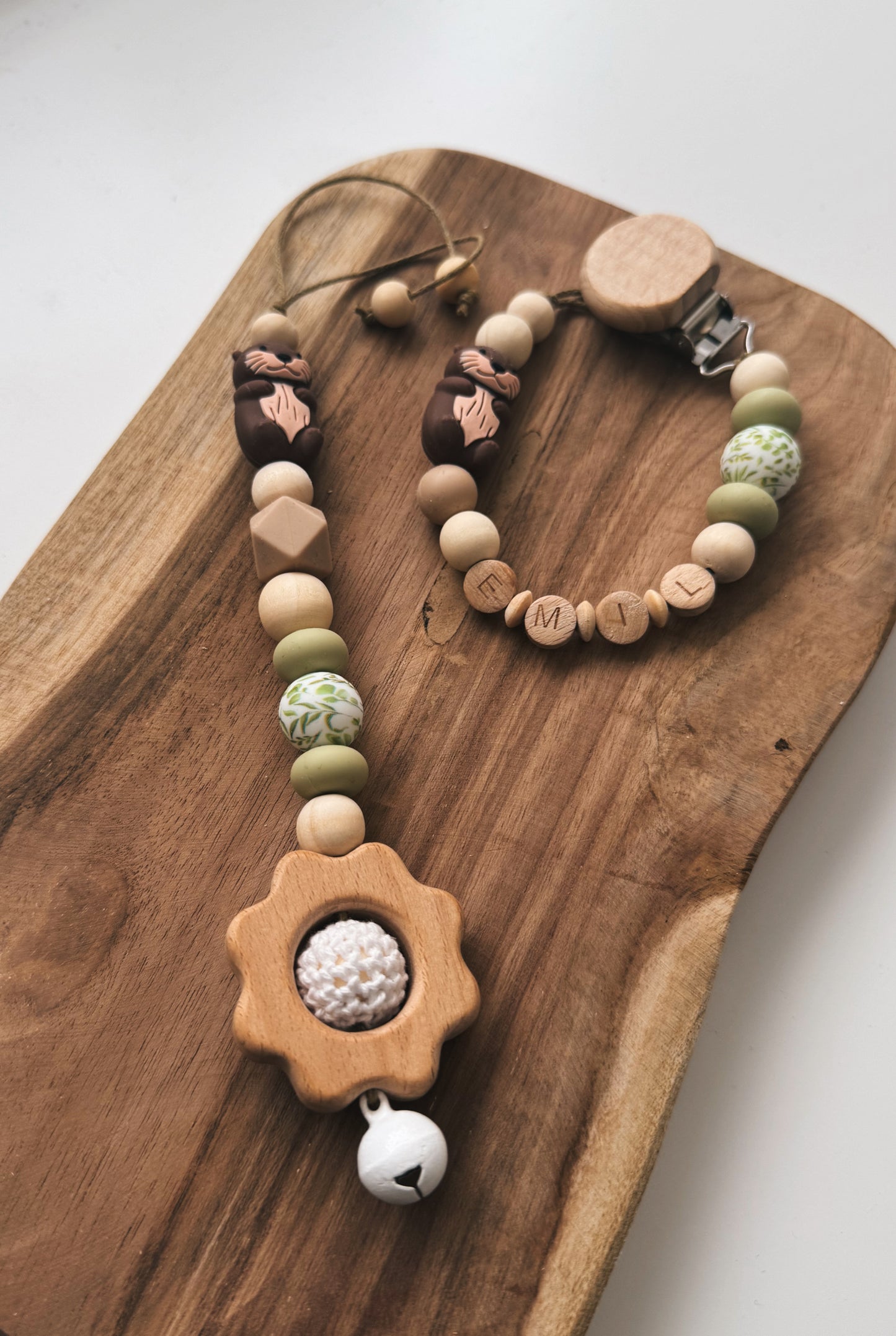 Geschenkset Baby Otter Schnullerkette und Anhänger für Babyschale oder Spielbogen handgemacht aus Holzperlen mit Namen personalisierbar Glocke Silikonring Blätter grün 