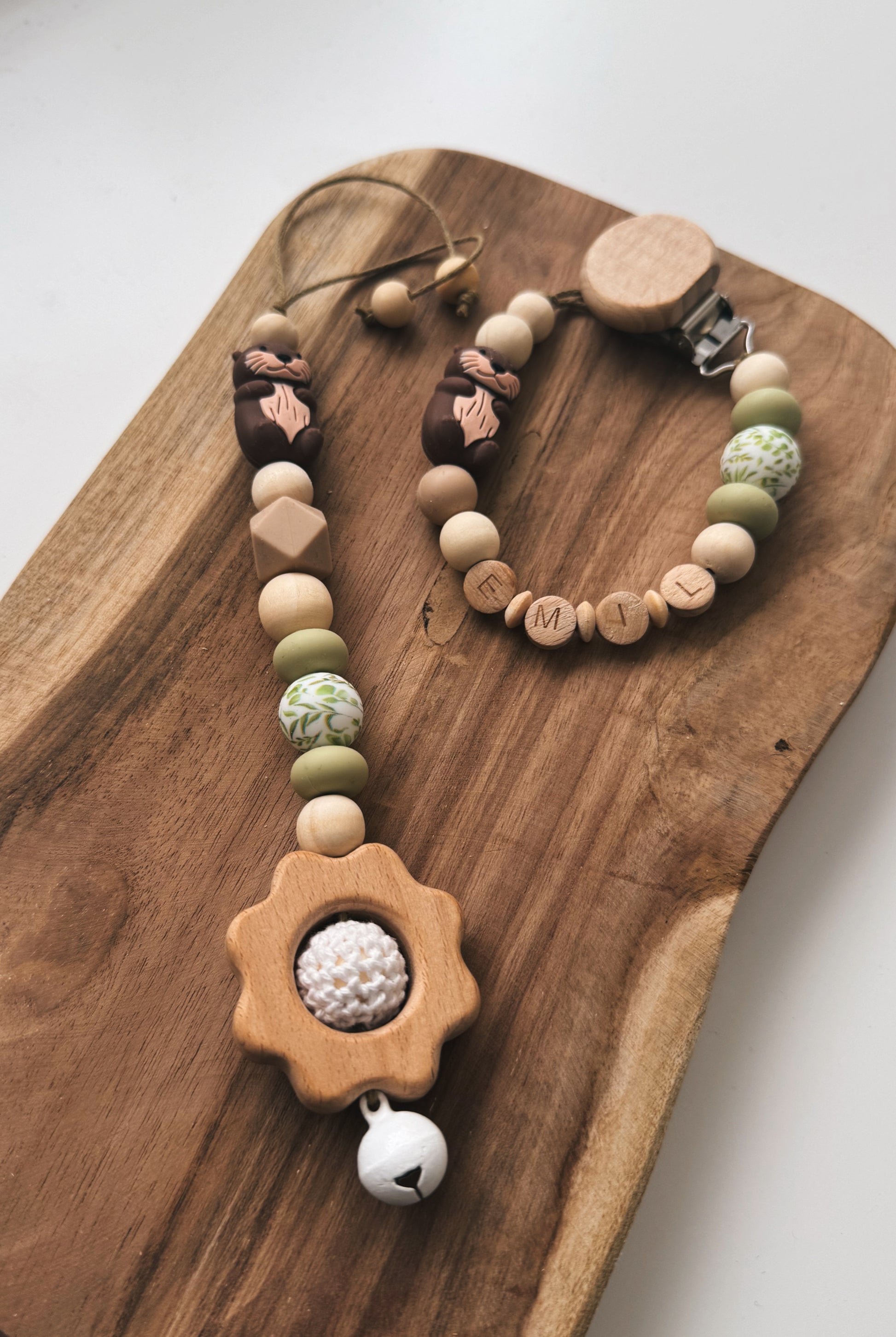 Geschenkset Baby Otter Schnullerkette und Anhänger für Babyschale oder Spielbogen handgemacht aus Holzperlen mit Namen personalisierbar Glocke Silikonring Blätter grün 