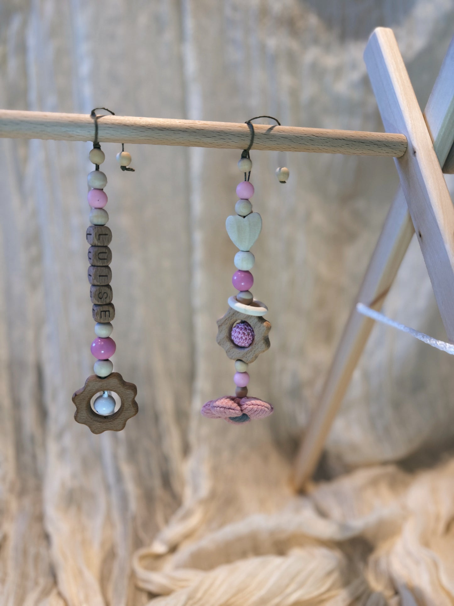 Handgemachter Anhänger für Spielbogen oder Babyschale Aus Holz und Silikon, Blume aus Stoff, gehäkelt, mit Glocke, Geschenk zur Geburt oder Taufe , Geschenk für Baby Mädchen personalisierbar