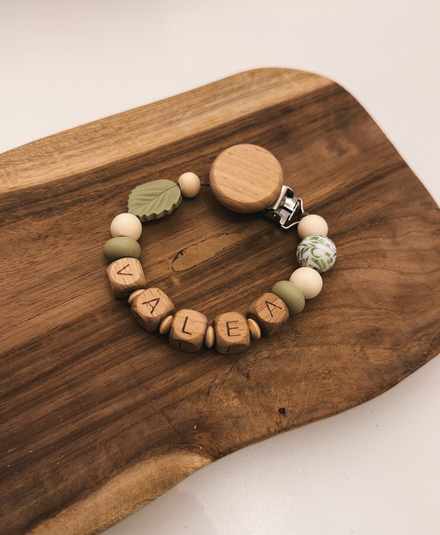 Catenella portaciuccio | Foglia | in legno e perline in silicone personalizzabile con nome