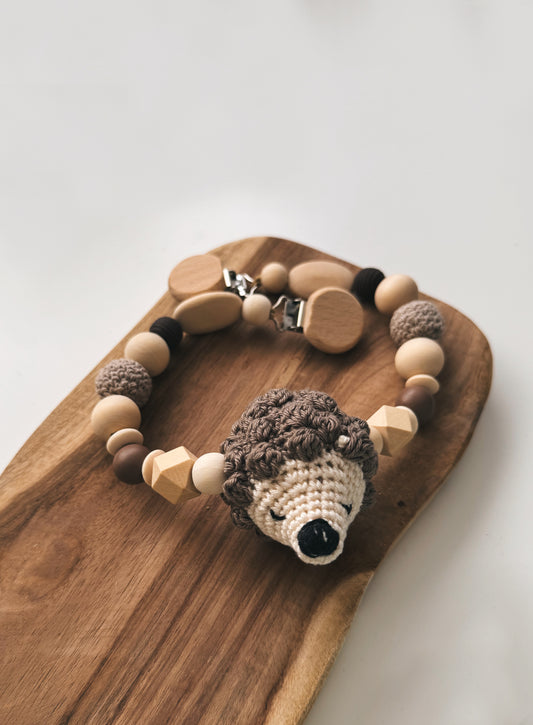 Kinderwagenkette aus Holzperlen mit gehäkeltem Tier Igel , häkelperlen, braun beige weiß , Geschenk zur Geburt oder Taufe Mädchen Junge 