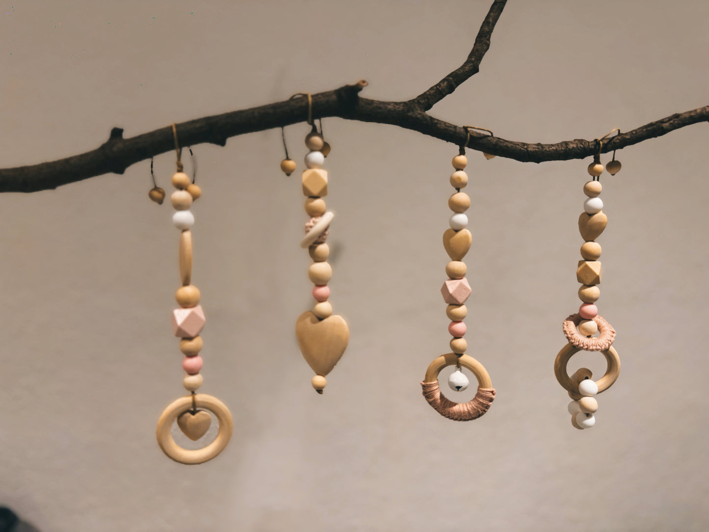 Anhänger für Spielbogen / Babyschale | Regenbogen | Herz | gehäkelt | aus Holz