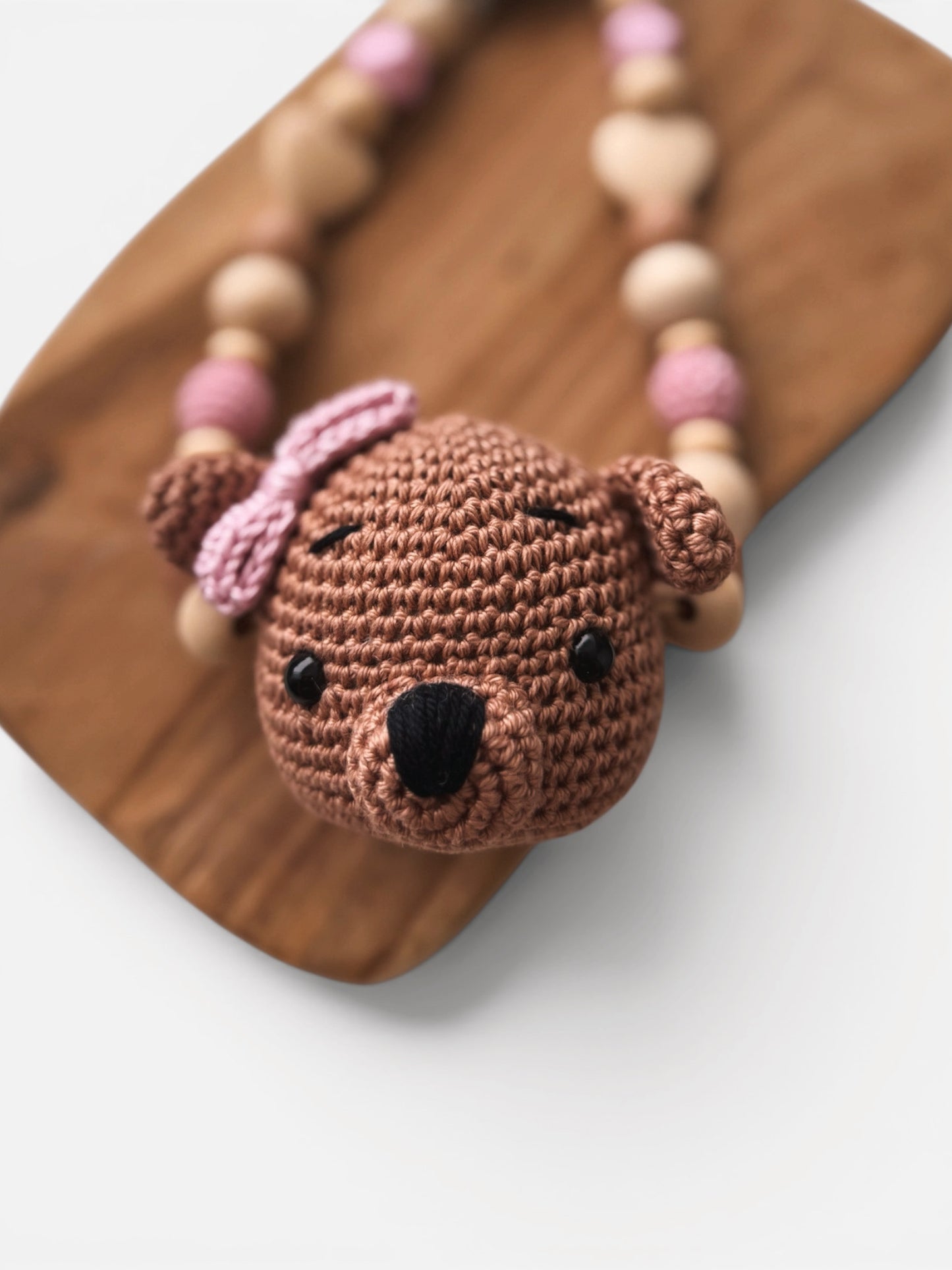 Bärenstark - Kinderwagenkette, Greifring & Schnullerkette | Teddybär mit Schleife | aus Holzperlen | gehäkelt | braun | mit Namen personalisierbar