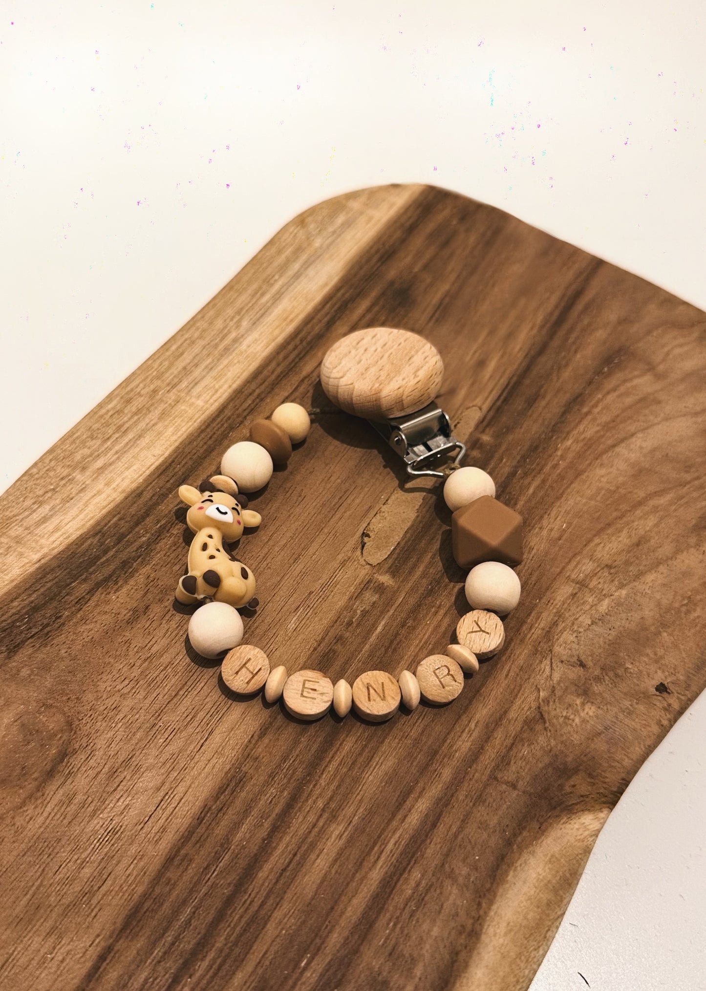 Schnullerkette mit Namen personalisierbar Giraffe, Geschenk zur Geburt oder Taufe Mädchen Junge, Silikonring, aus Holz und Silikonperlen 
