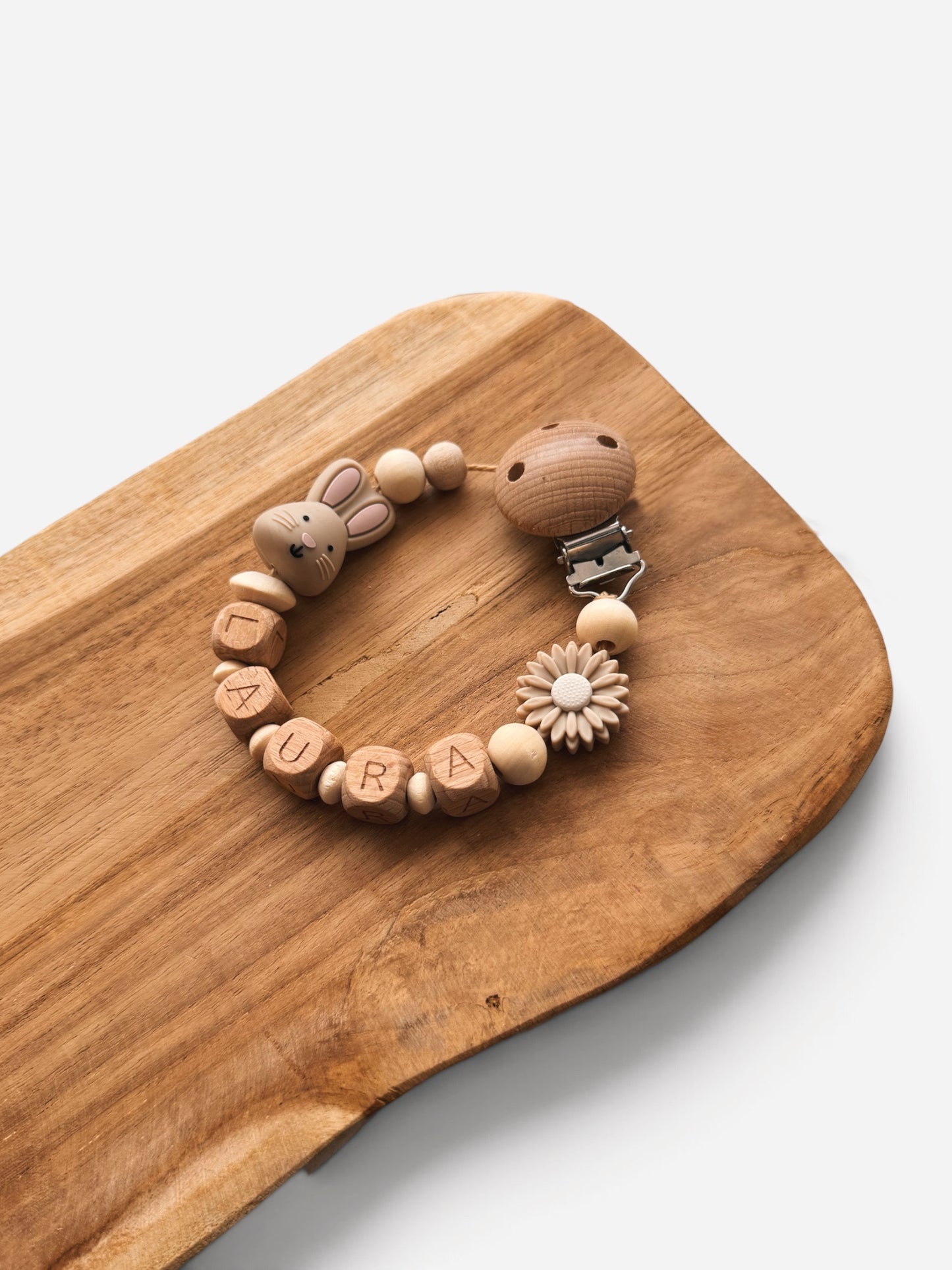 Schnullerkette Hase mit Namen personalisierbar | Beige mit Blume