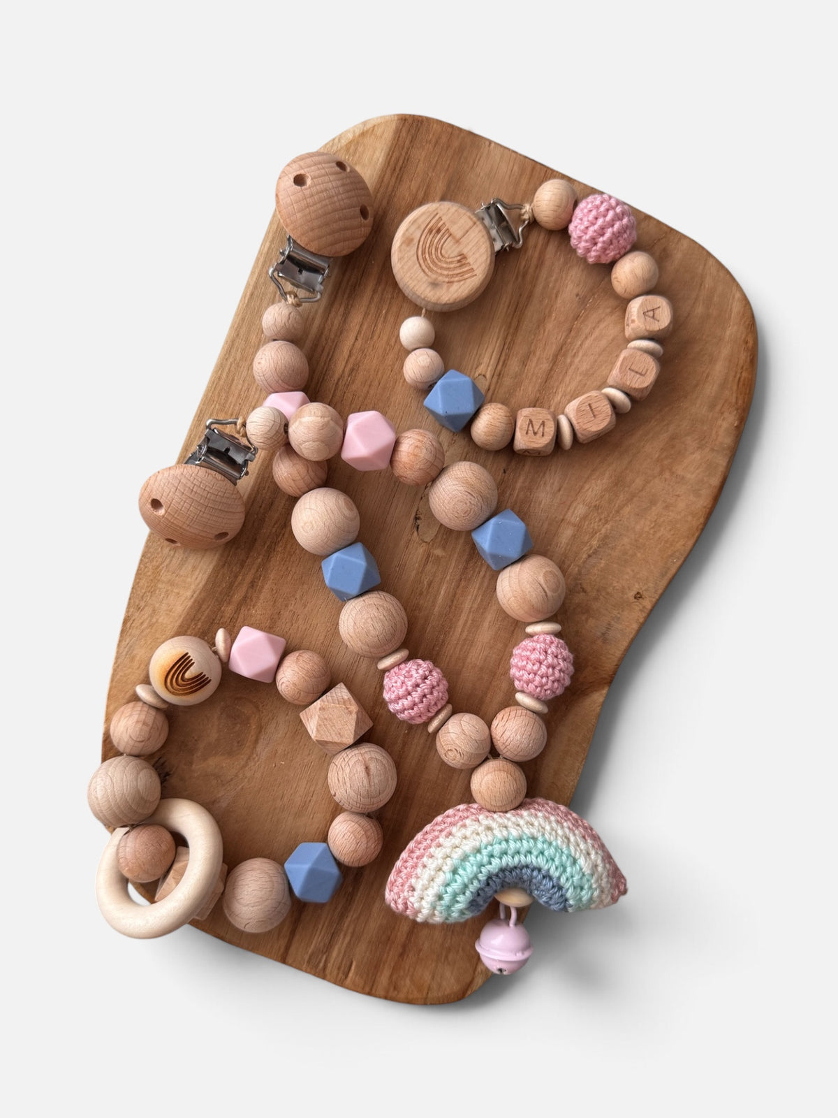 Regenbogenglück - Kinderwagenkette, Greifring & Schnullerkette | Regenbogen | aus Holzperlen | gehäkelt | rosa/blau/türkis | mit Namen personalisierbar