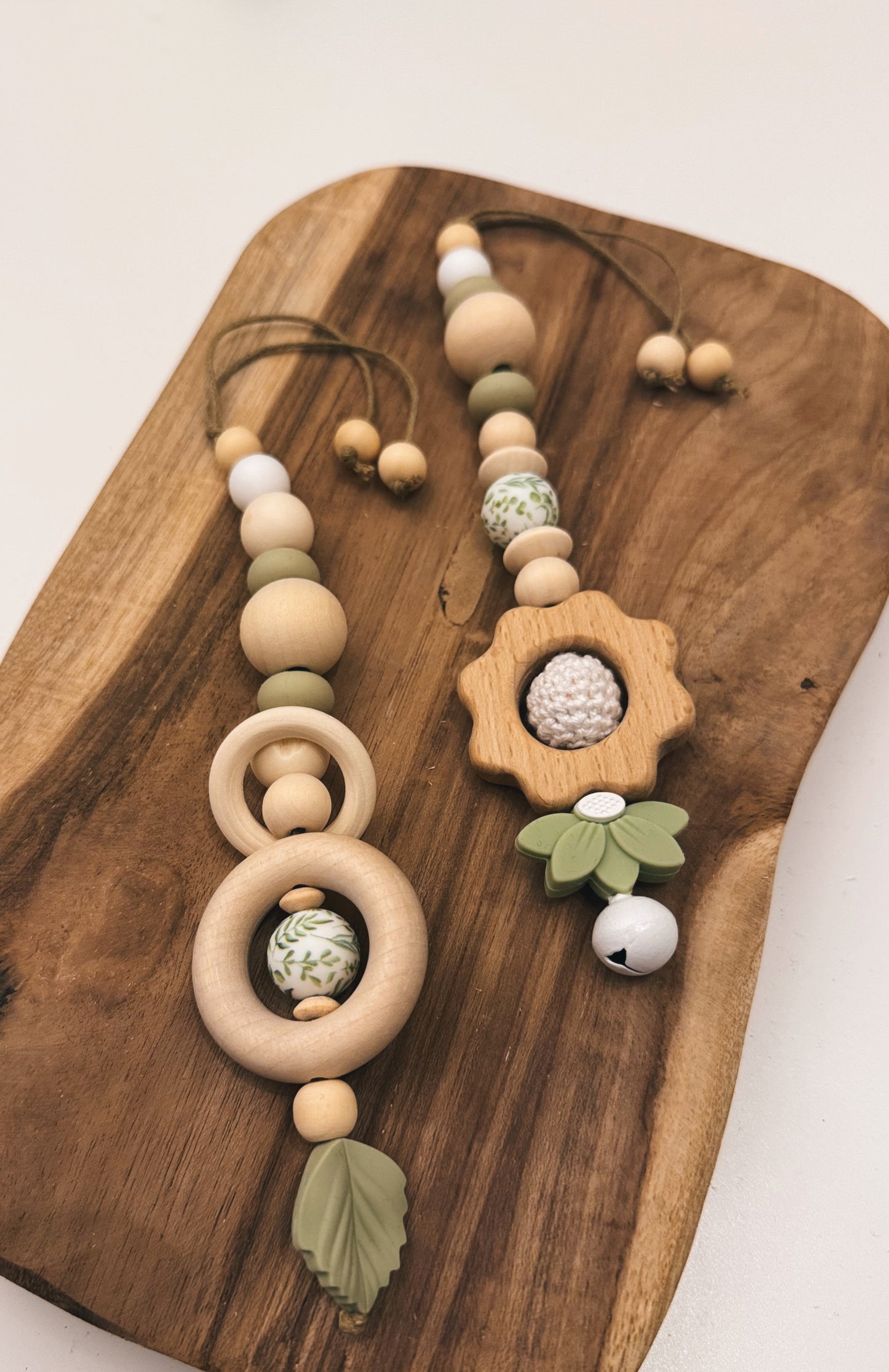 Spielbogen Babyschalen Anhänger handgemacht aus Holz und Silikonperlen mit Blume Blatt und Glocke grün Lind  Geschenkset Baby Mädchen Junge zur Geburt oder Taufe 