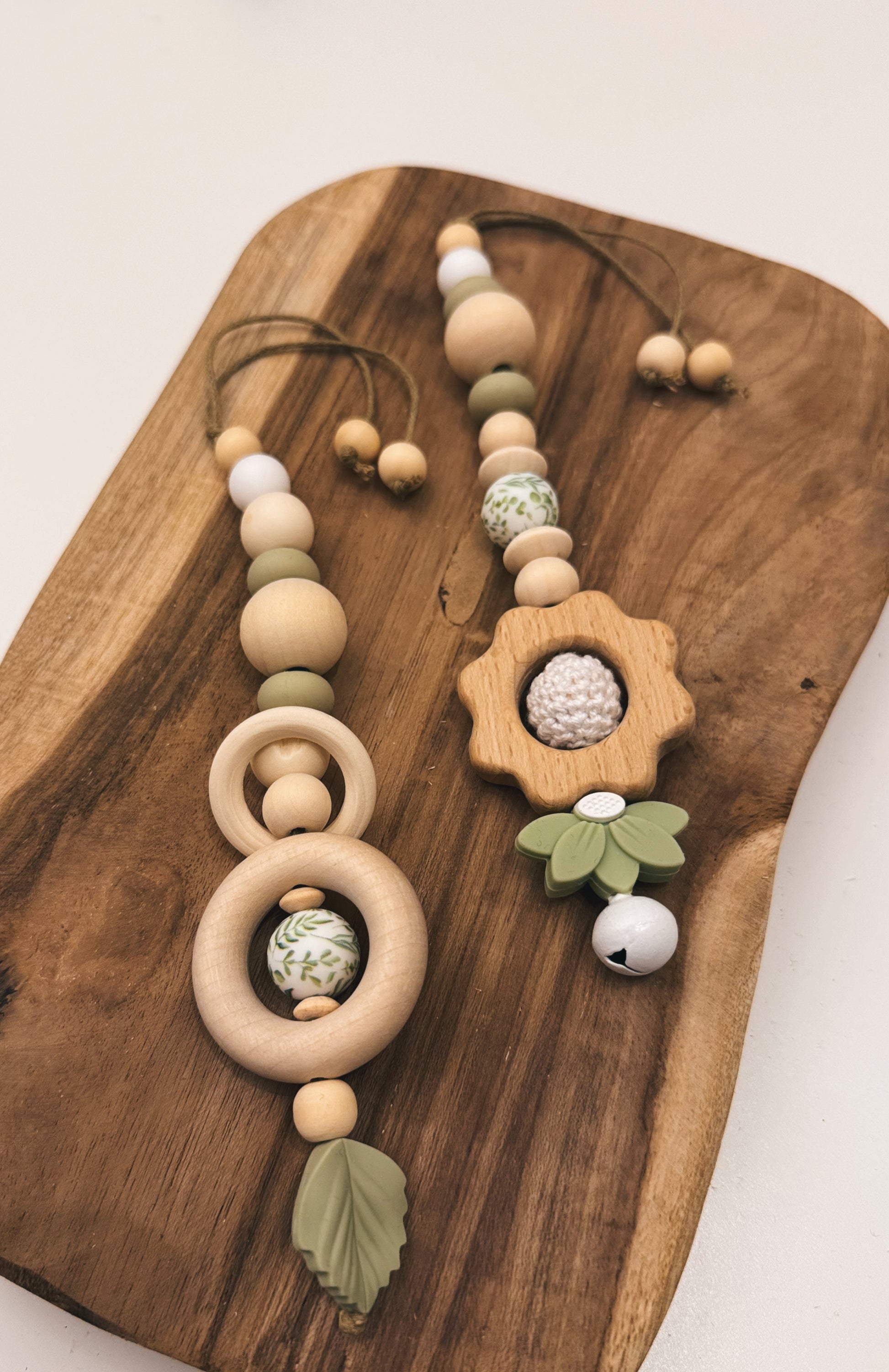 Spielbogen Babyschalen Anhänger handgemacht aus Holz und Silikonperlen mit Blume Blatt und Glocke grün Lind  Geschenkset Baby Mädchen Junge zur Geburt oder Taufe 