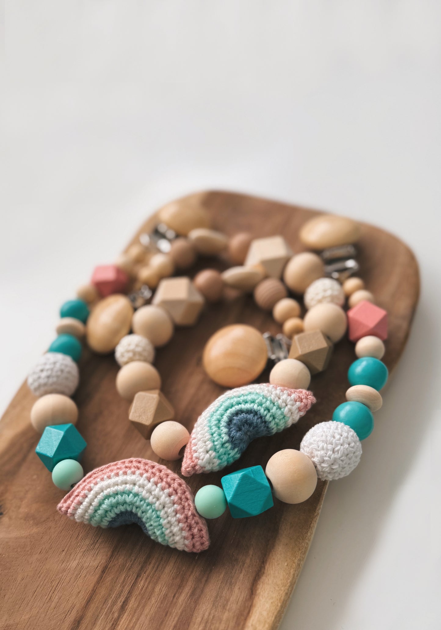 Kinderwagenkette mit gehäkeltem Regenbogen, bunt, aus Holzperlen , rosa blau beige hellblau Geschenk zur Geburt oder Taufe Junge Mädchen 