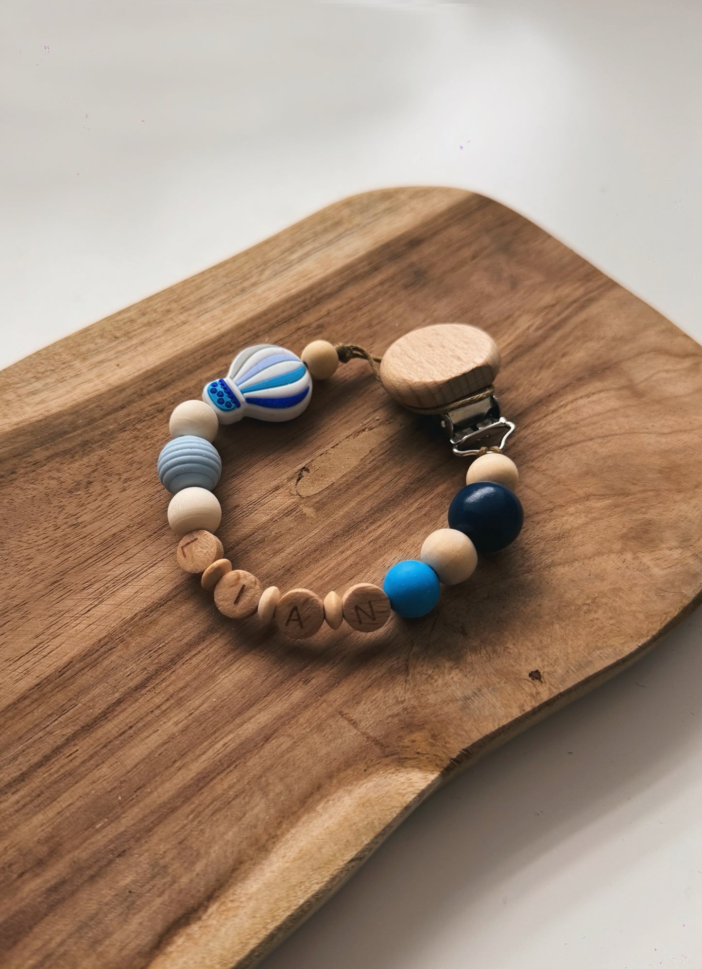 Schnullerkette mit Namen personalisierbar | aus Holz und Silikonperlen | BPA frei | Geschenk zur Geburt oder Taufe Junge Mädchen | Silikonring | Heißluftballon | Blau 