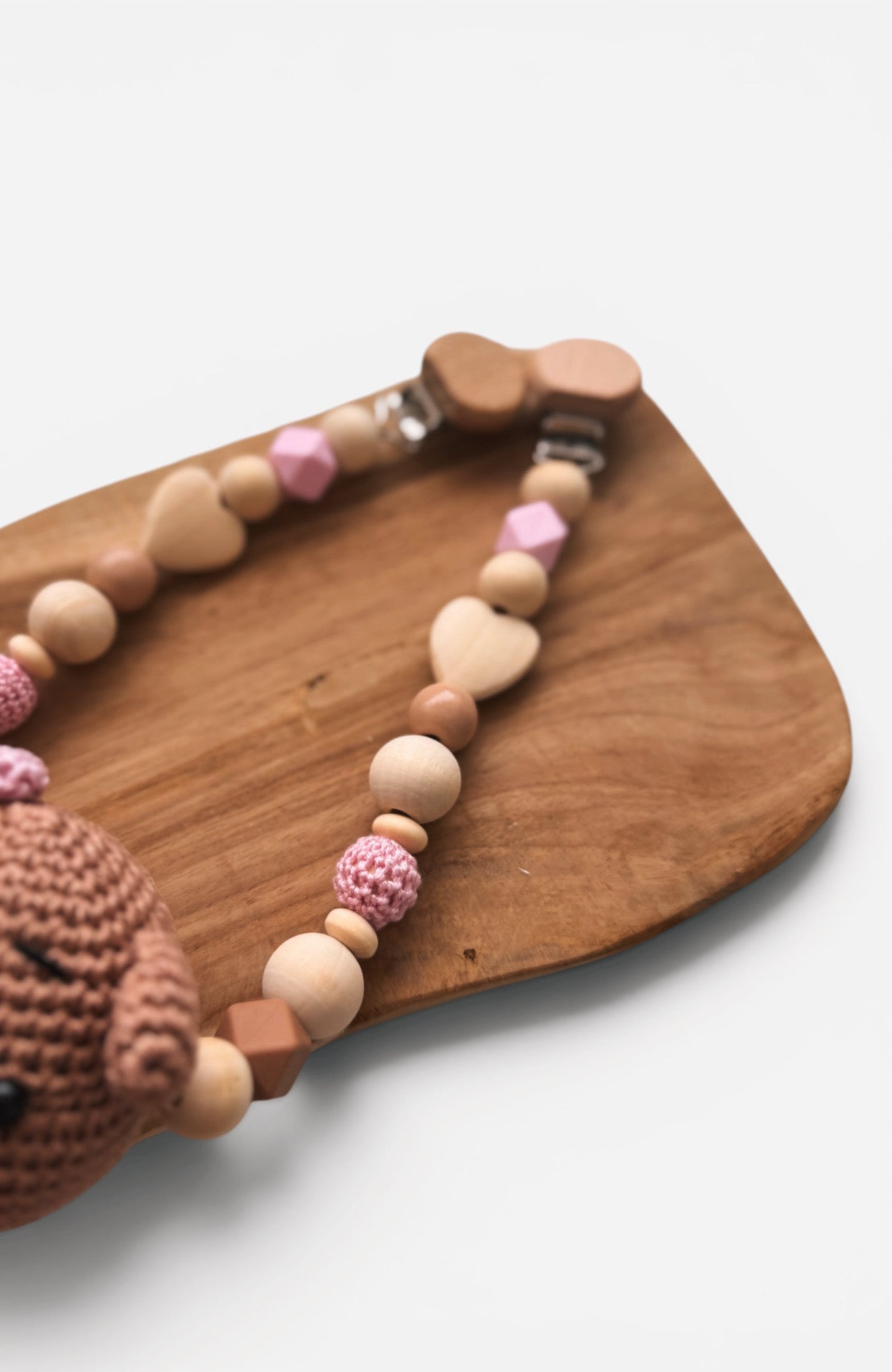 Bärenstark - Kinderwagenkette, Greifring & Schnullerkette | Teddybär mit Schleife | aus Holzperlen | gehäkelt | braun | mit Namen personalisierbar