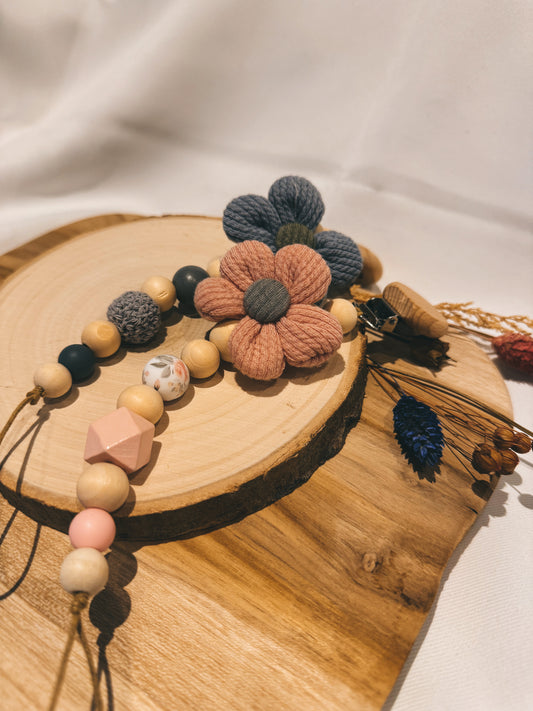 Schnullerkette aus Holz mit Stoffblume | Blume | rosa | grau