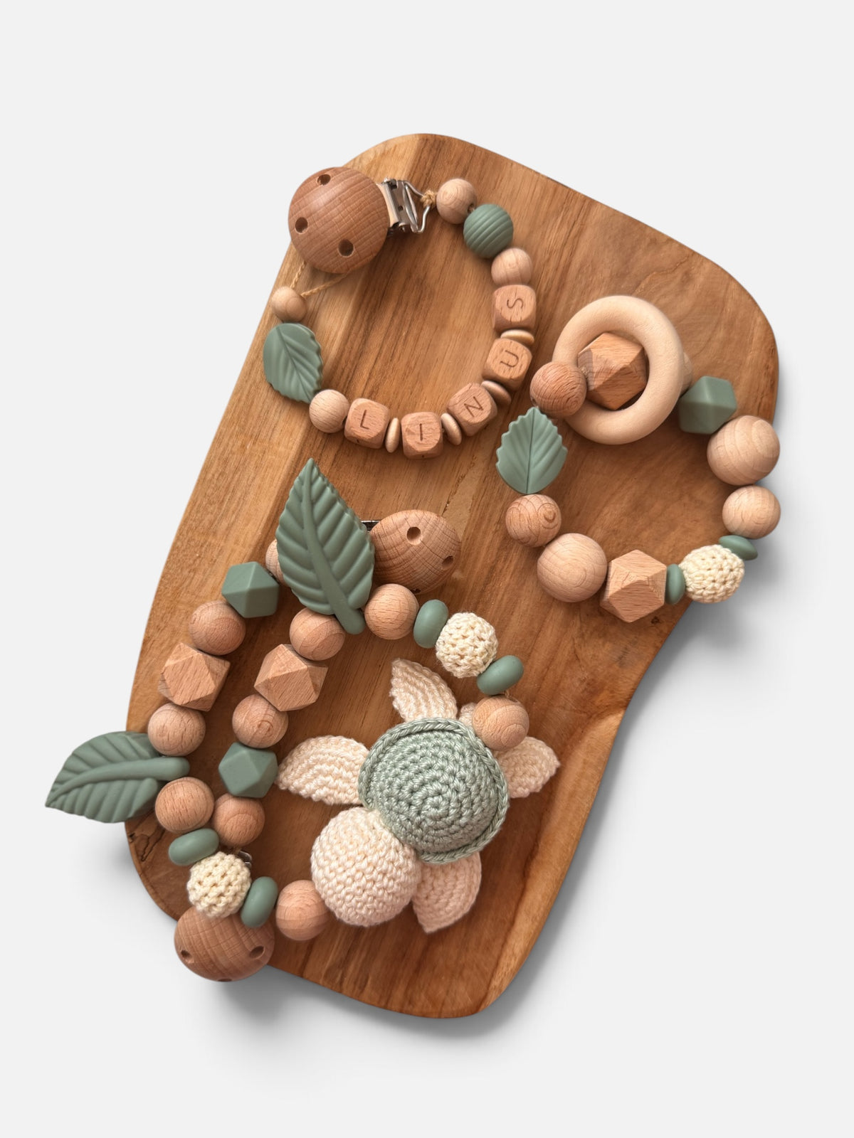 Geschenkset gehäkelte Schildkröte. Geschenk zur Geburt oder Taufe Mädchen jung Baby. Schnullerkette mit Namen personalisierbar, Kinderwagen Greifling greifring aus Holzperlen und Silikonperlen Salbei grün 