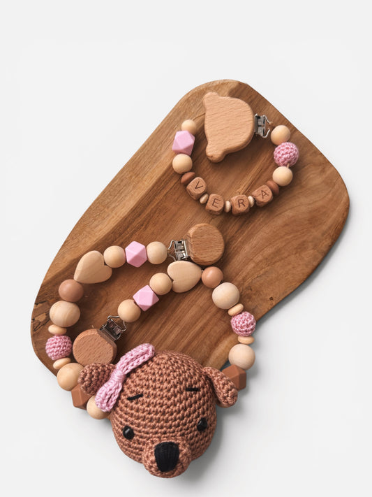 Bärenstark - Kinderwagenkette, Greifring & Schnullerkette | Teddybär mit Schleife | aus Holzperlen | gehäkelt | braun | mit Namen personalisierbar