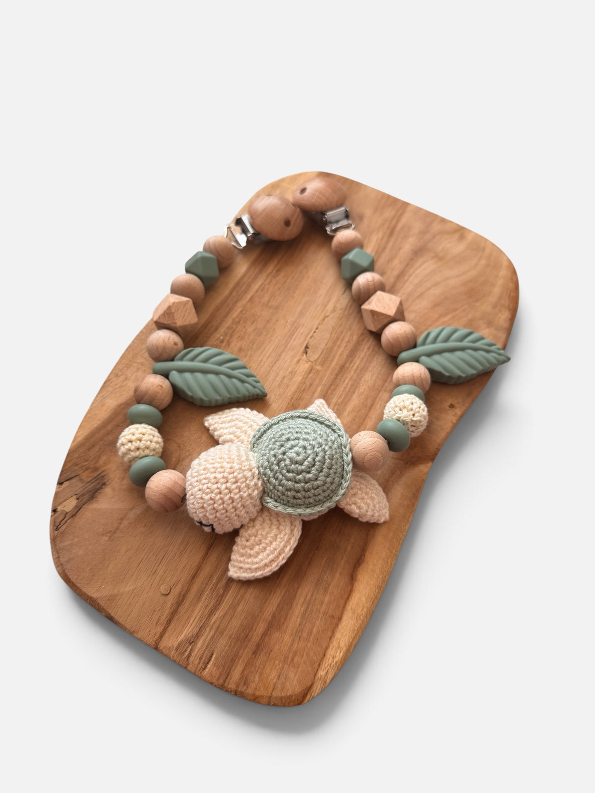 Schildkrötenglück - Kinderwagenkette, Greifring & Schnullerkette | Schildkröte | aus Holzperlen | gehäkelt | Salbei | Blätter | mit Namen personalisierbar