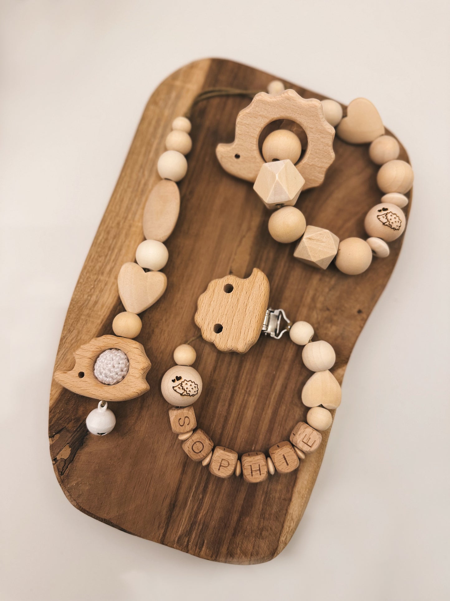 Geschenkset zur Geburt oder Taufe Baby Mädchen Junge naturholz Holzperlen unbehandelt Igel Anhänger für Spielbogen Babyschale Schnullerkette mit Namen personalisierbar greifring Rassel greifling Silikonring 