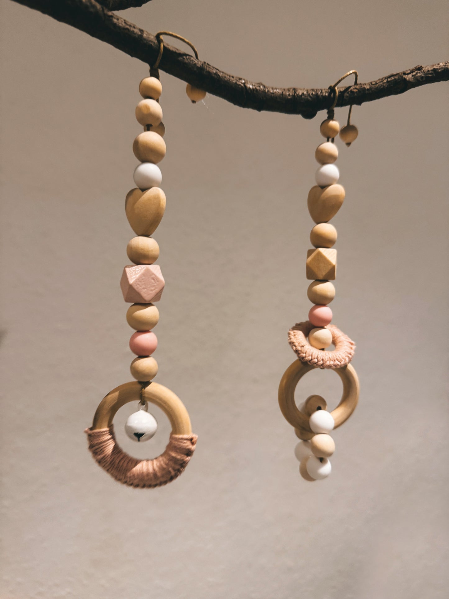 Anhänger für Spielbogen / Babyschale | Regenbogen | Herz | gehäkelt | aus Holz