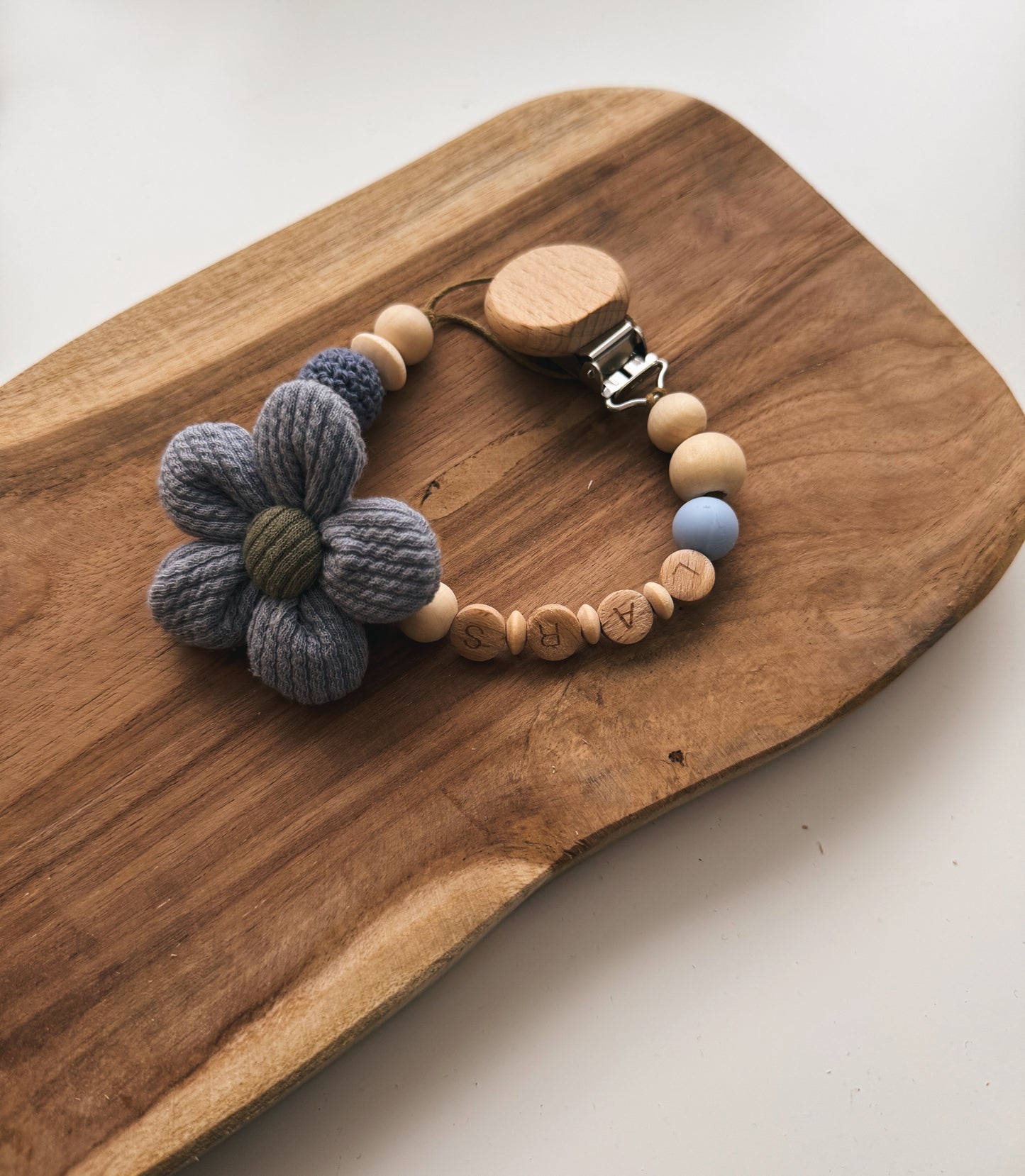 Schnullerkette aus Holz mit Stoffblume | Blume | rosa, gelb oder blaugrau