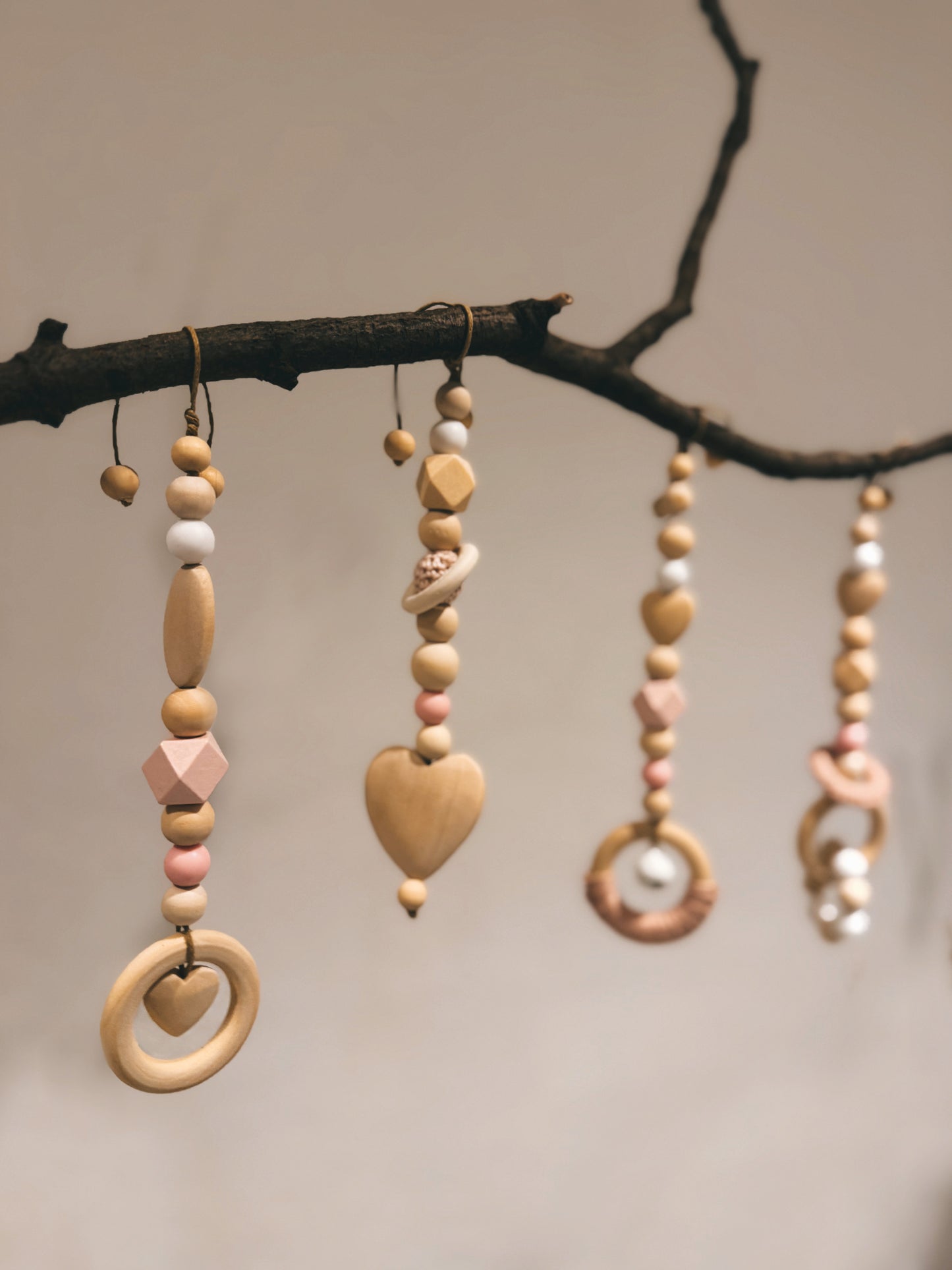 Anhänger für Spielbogen / Babyschale | Regenbogen | Herz | gehäkelt | aus Holz