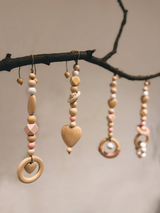 Anhänger für Spielbogen / Babyschale | Regenbogen | Herz | gehäkelt | aus Holz