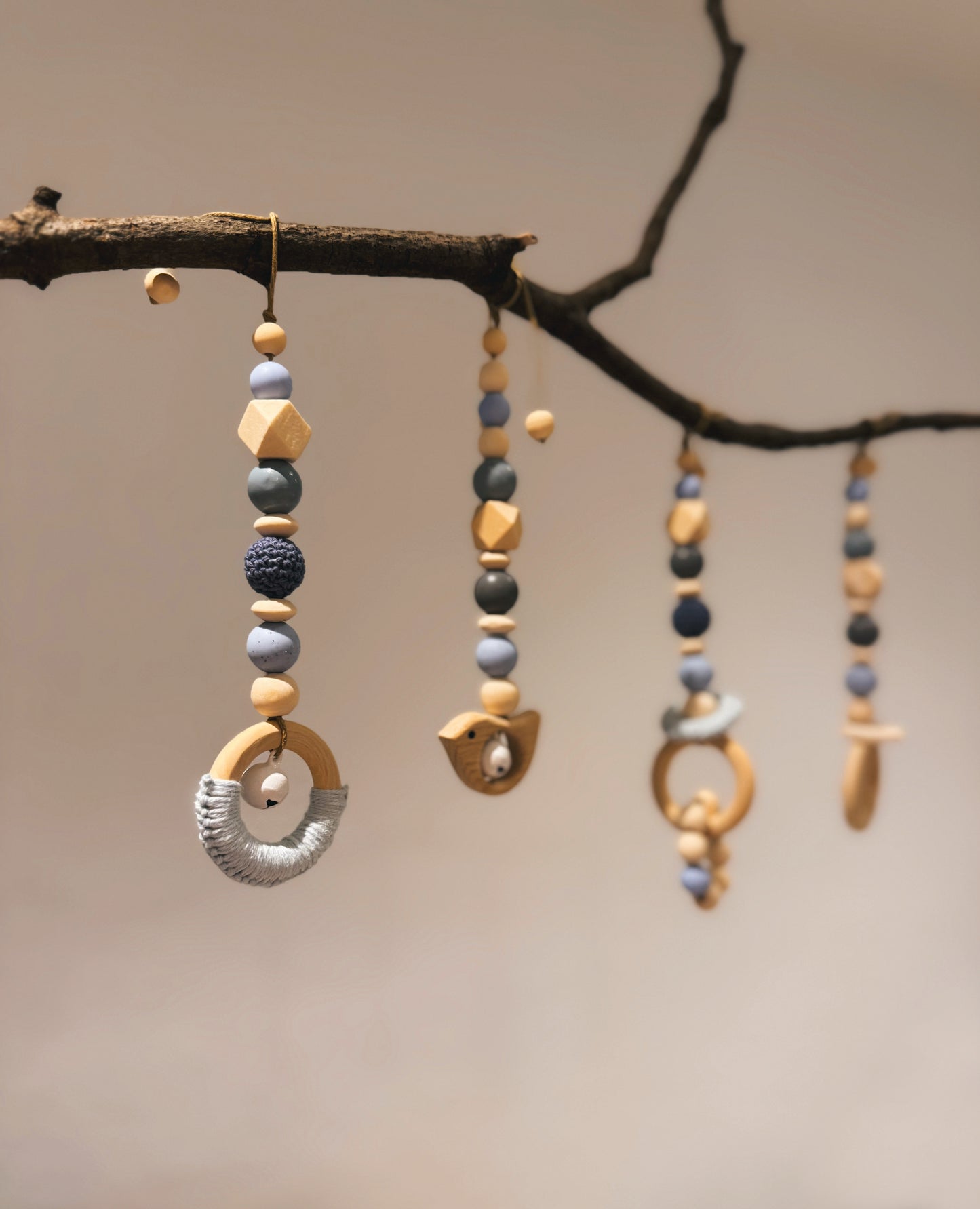 Anhänger für Spielbogen / Babyschale | Vogel | Stern | gehäkelt | aus Holz