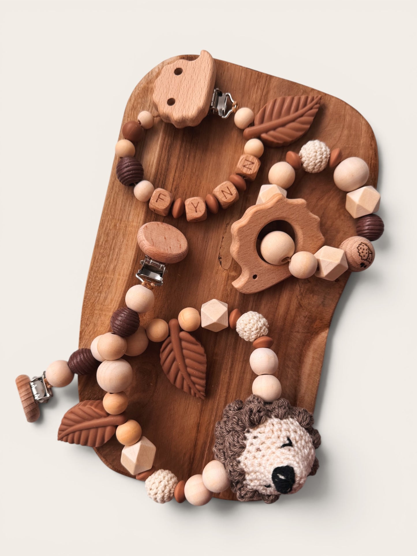 Waldzauber - Kinderwagenkette, Greifring & Schnullerkette mit Namen personalisierbar | aus Holzperlen | Igel | braun