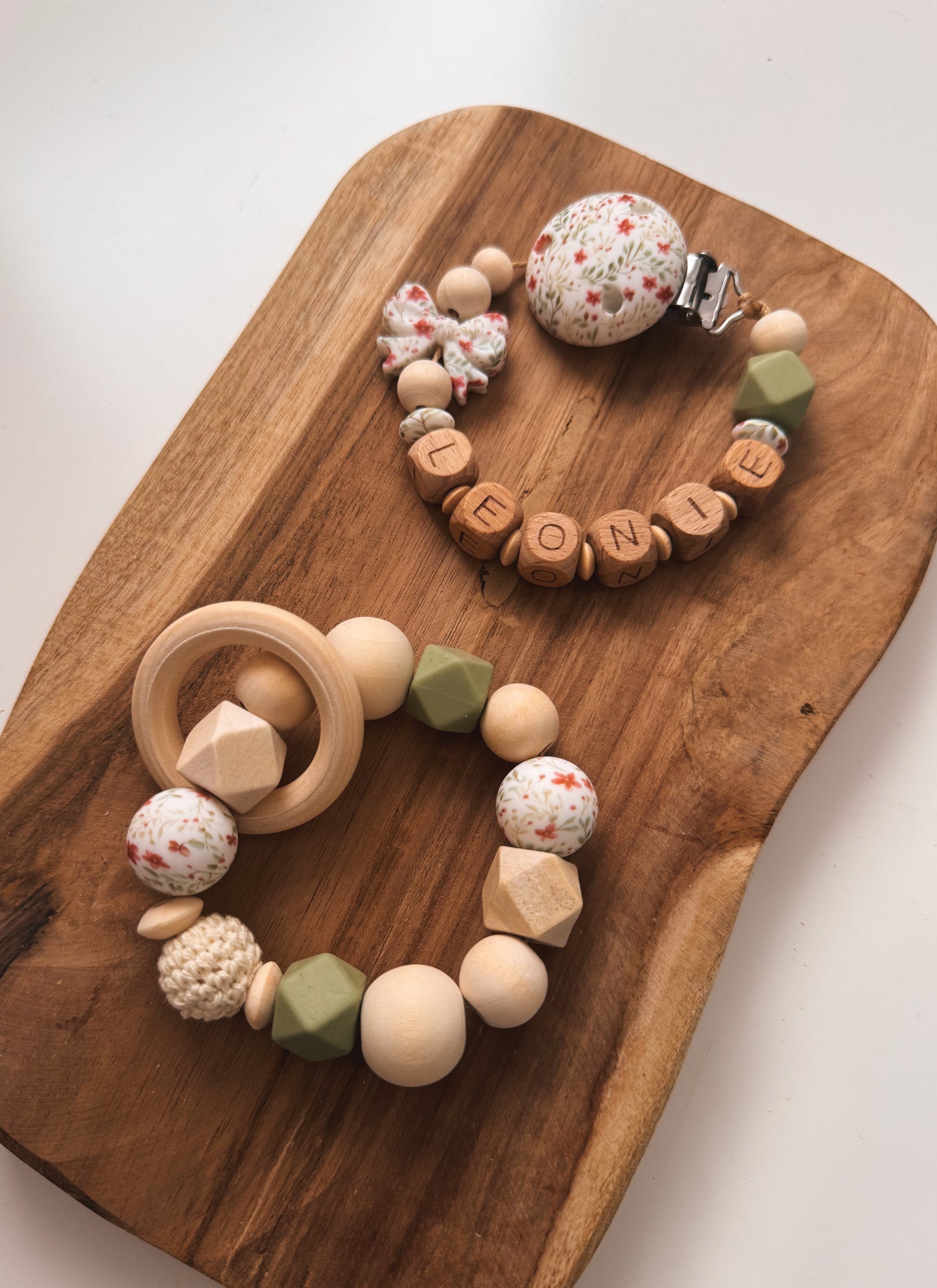 Geschenkset greifring und Schnullerkette mit Blumen und Schleife rosa grün rot pink Geschenk zur Geburt oder Taufe Mädchen Baby Silikonring 