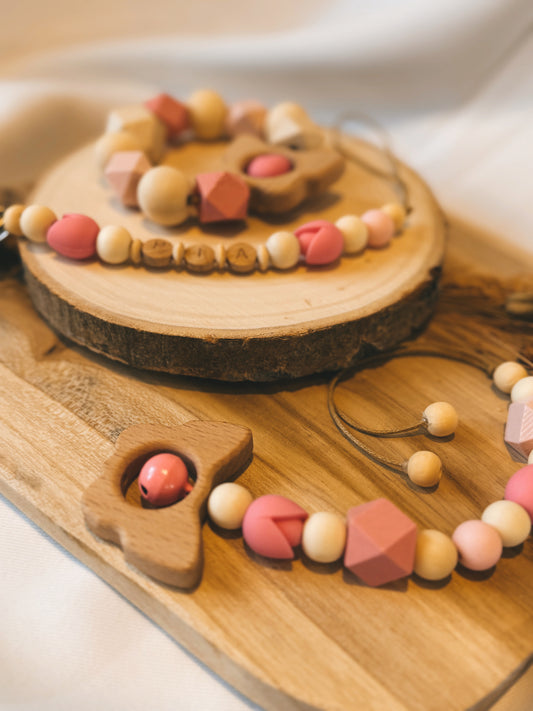 Greifring | Babyschalenanhänger | Schnullerkette | Tulpe | rosa | aus Holz mit Namen personalisierbar