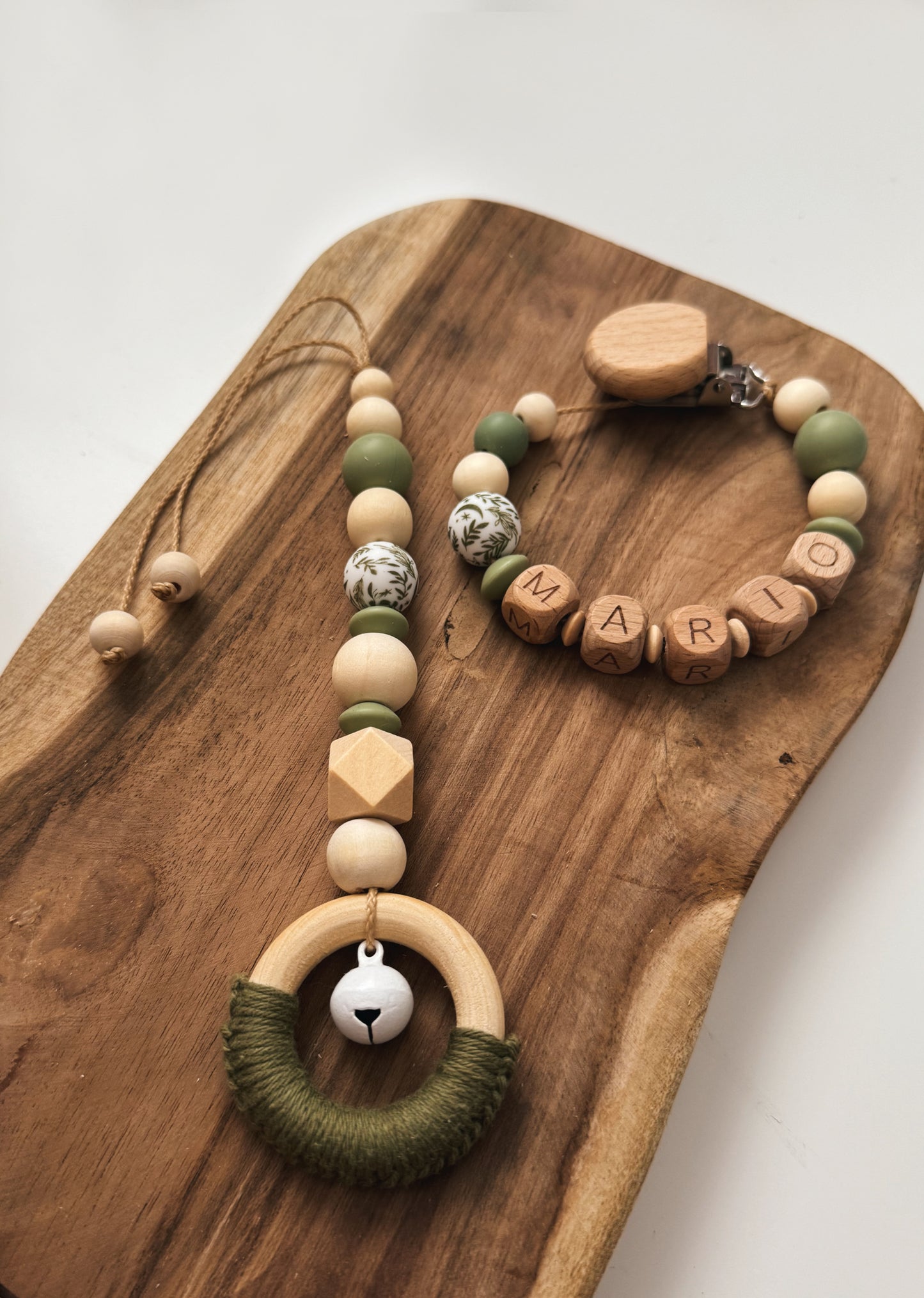 Schnullerkette, Greifring & Anhänger für Spielbogen/Babyschale Blätter | Grün - mit Namen personalisierbar