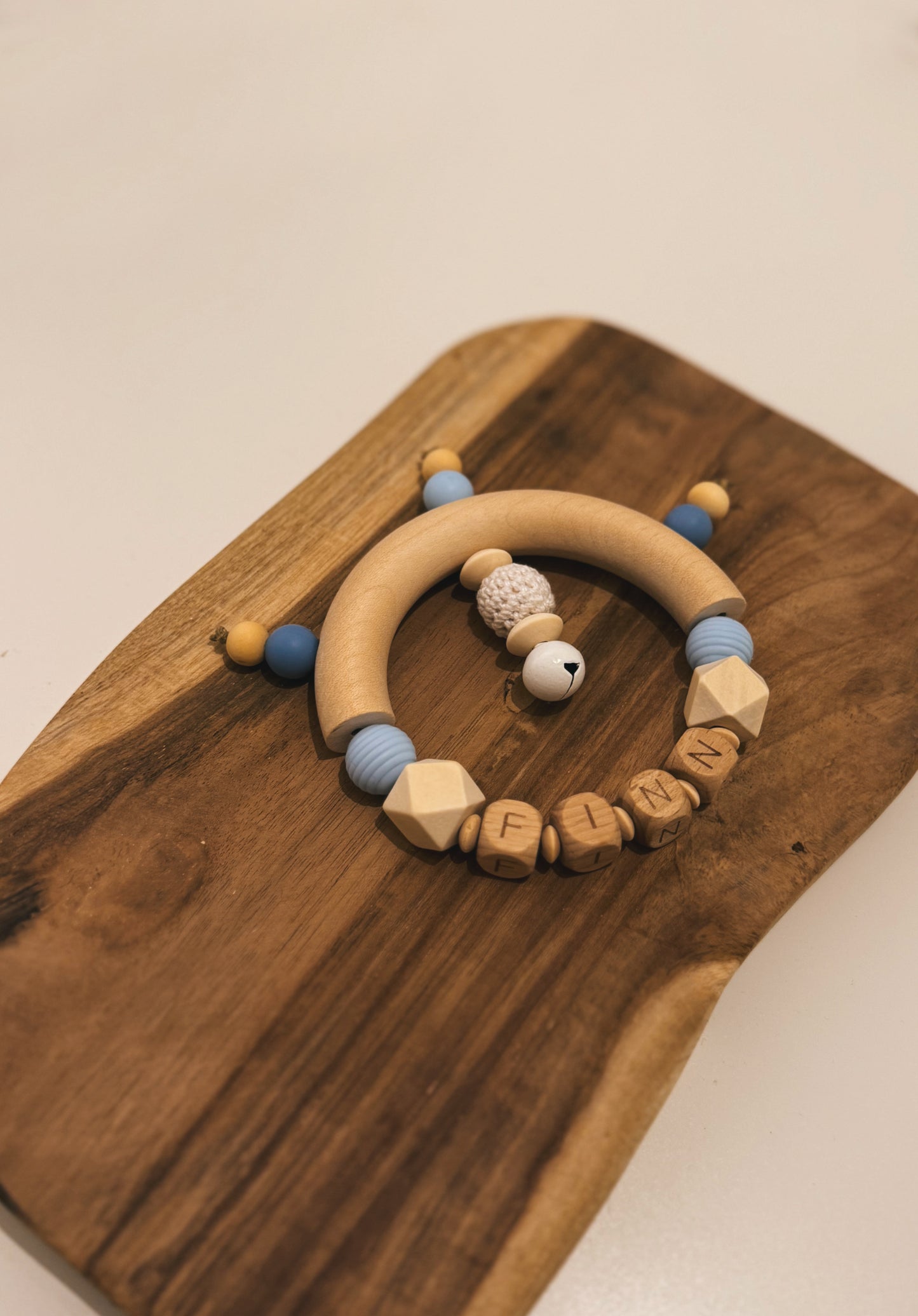 Greifring | Rassel mit Namen personalisierbar | Blau - handgemacht aus Holz- und Silikonperlen