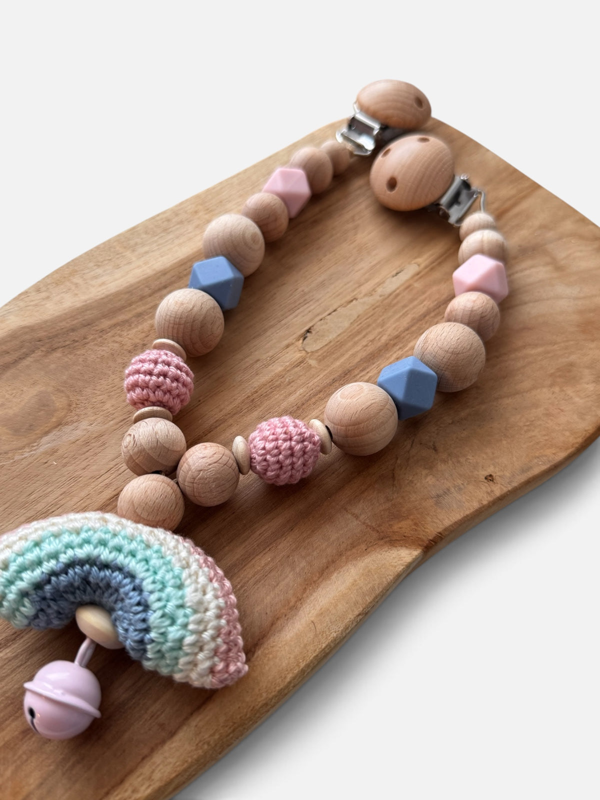 Regenbogenglück - Kinderwagenkette, Greifring & Schnullerkette | Regenbogen | aus Holzperlen | gehäkelt | rosa/blau/türkis | mit Namen personalisierbar