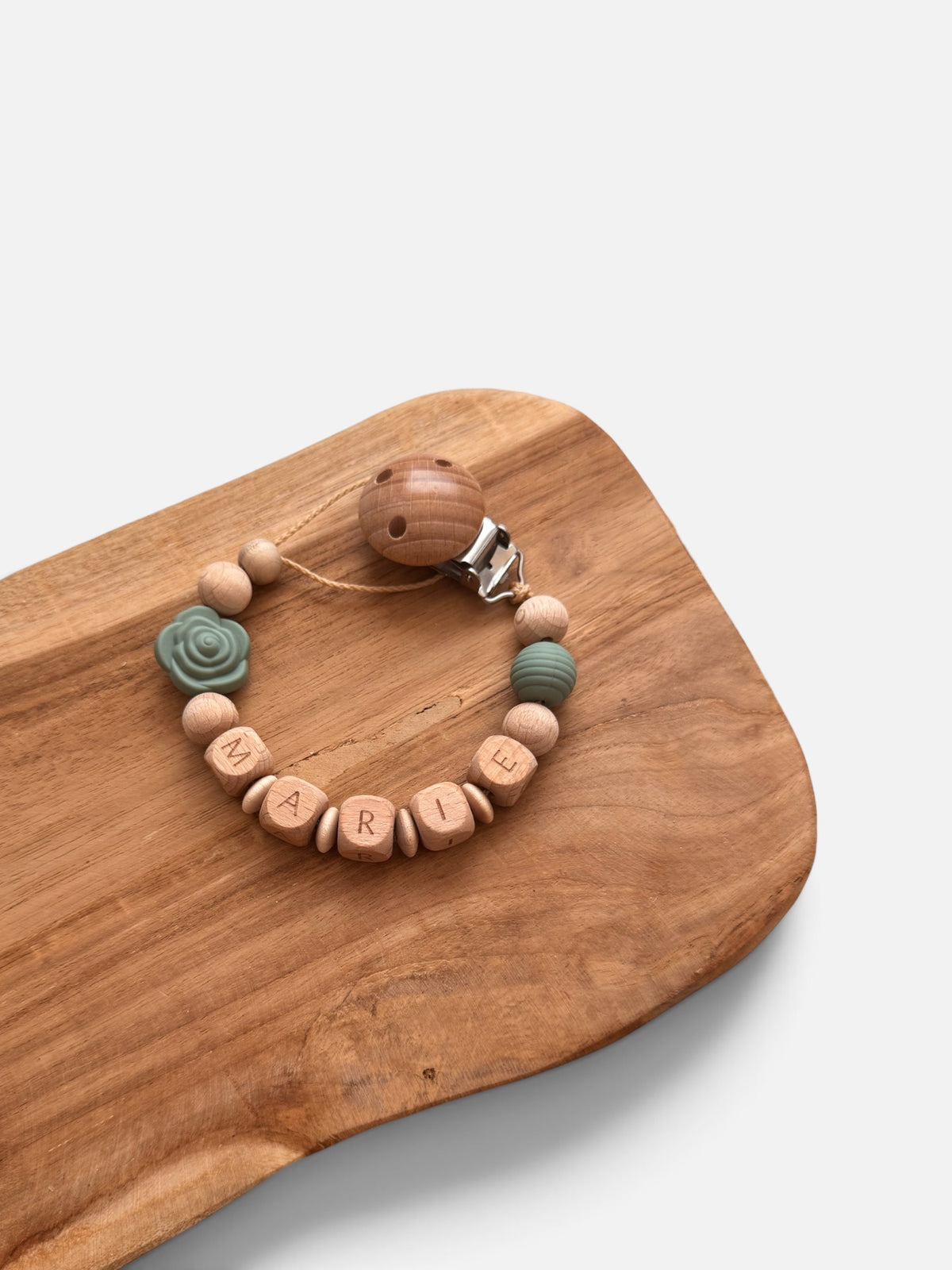 Schildkrötenglück - Kinderwagenkette, Greifring & Schnullerkette | Schildkröte | aus Holzperlen | gehäkelt | Salbei | Blätter | mit Namen personalisierbar