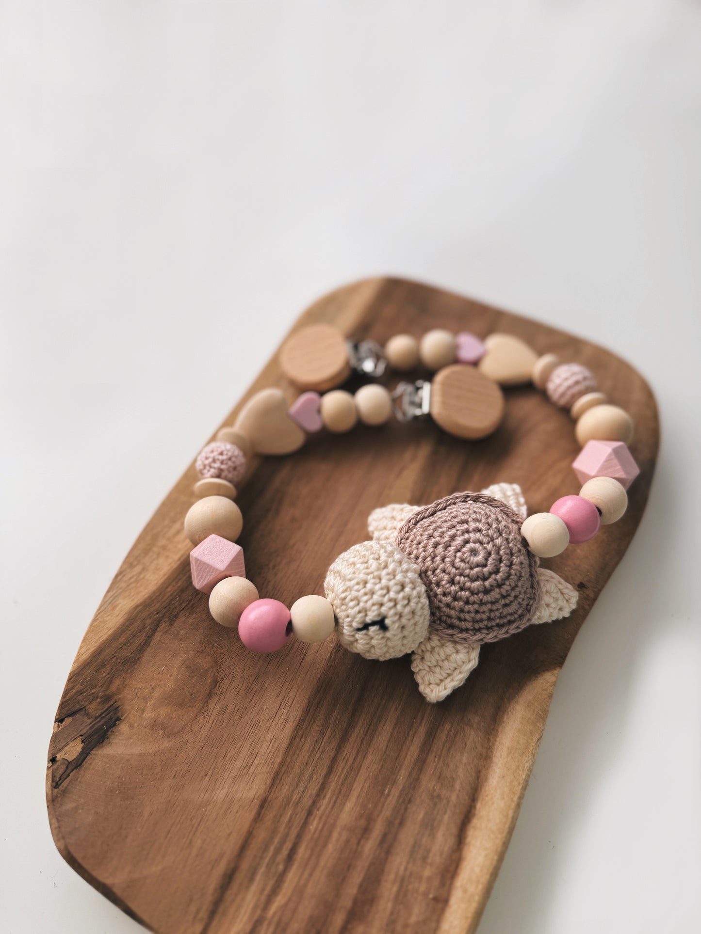 Kinderwagenkette aus Holzperlen mit gehäkelter Schildkröte , häkelperlen, rosa , Herz, Geschenk zur Geburt oder Taufe Mädchen Junge 
