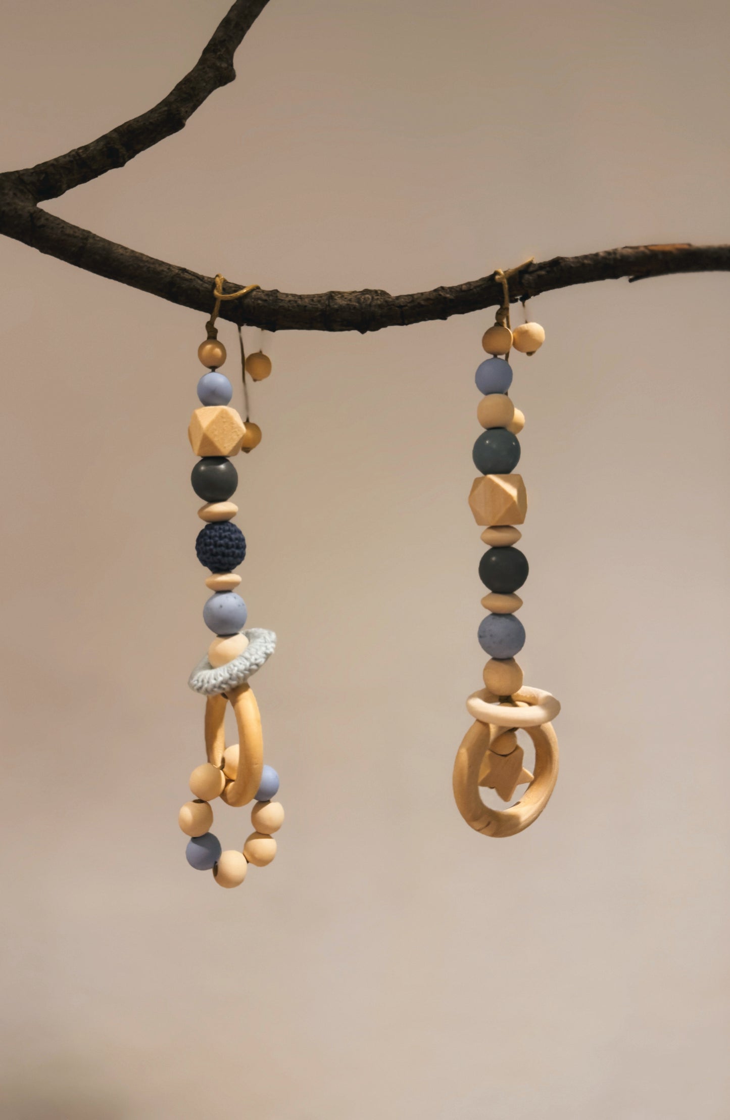 Anhänger für Spielbogen / Babyschale | Vogel | Stern | gehäkelt | aus Holz