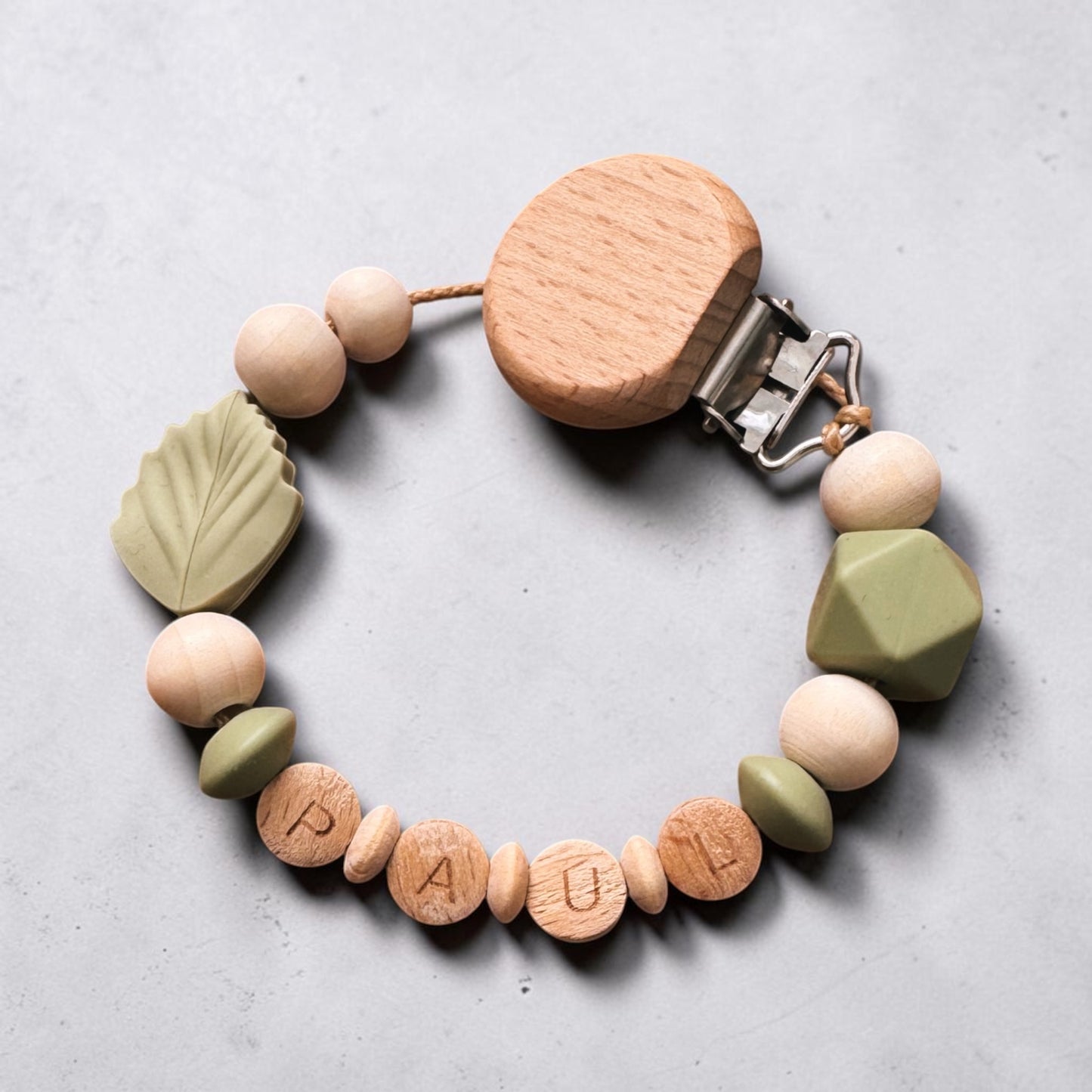 Schildkrötenglück - Kinderwagenkette, Greifring & Schnullerkette | Schildkröte | aus Holzperlen | gehäkelt | Lindgrün | Blätter | mit Namen personalisierbar