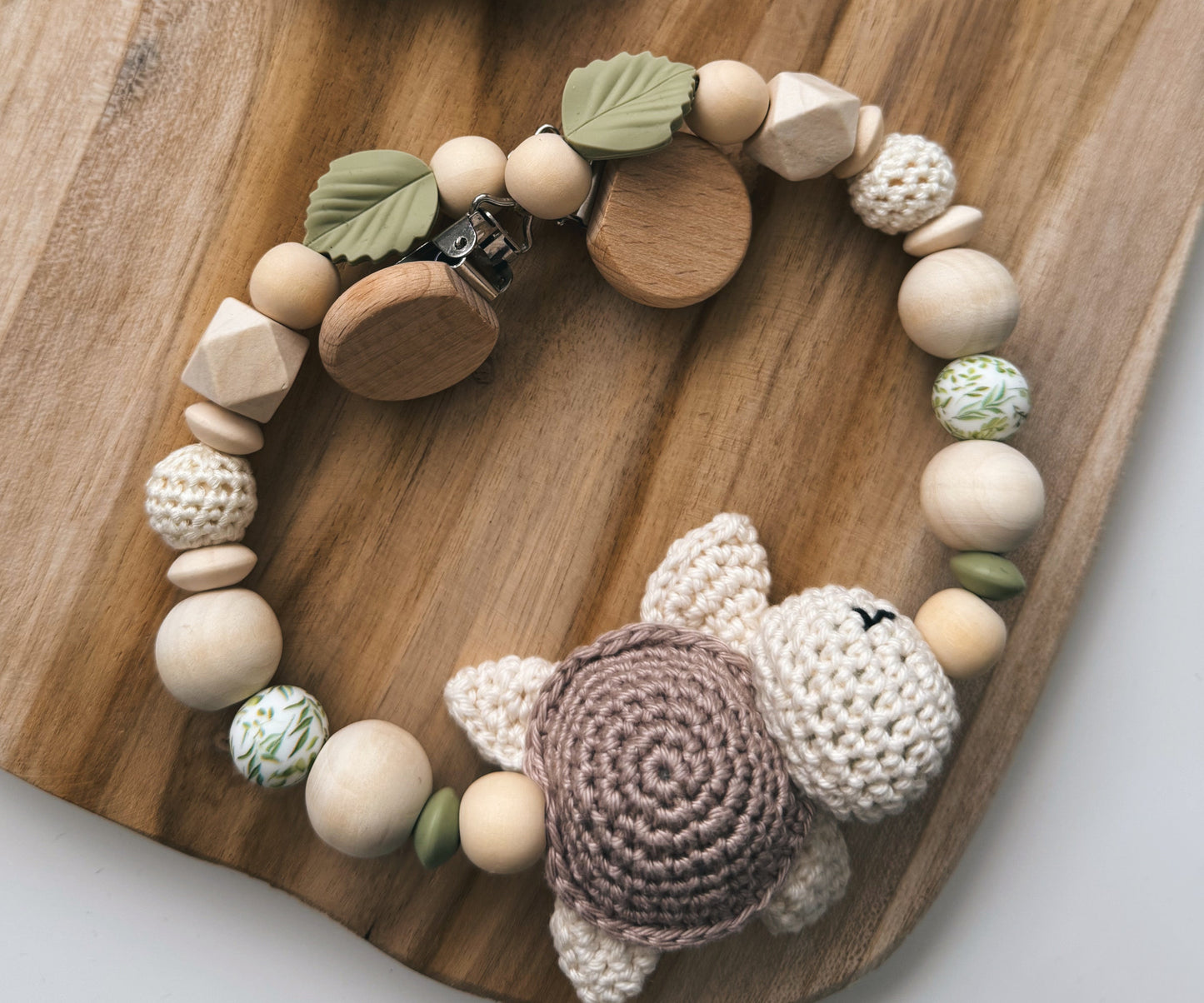 Schildkrötenglück - Kinderwagenkette, Greifring & Schnullerkette | Schildkröte | aus Holzperlen | gehäkelt | Lindgrün | Blätter | mit Namen personalisierbar